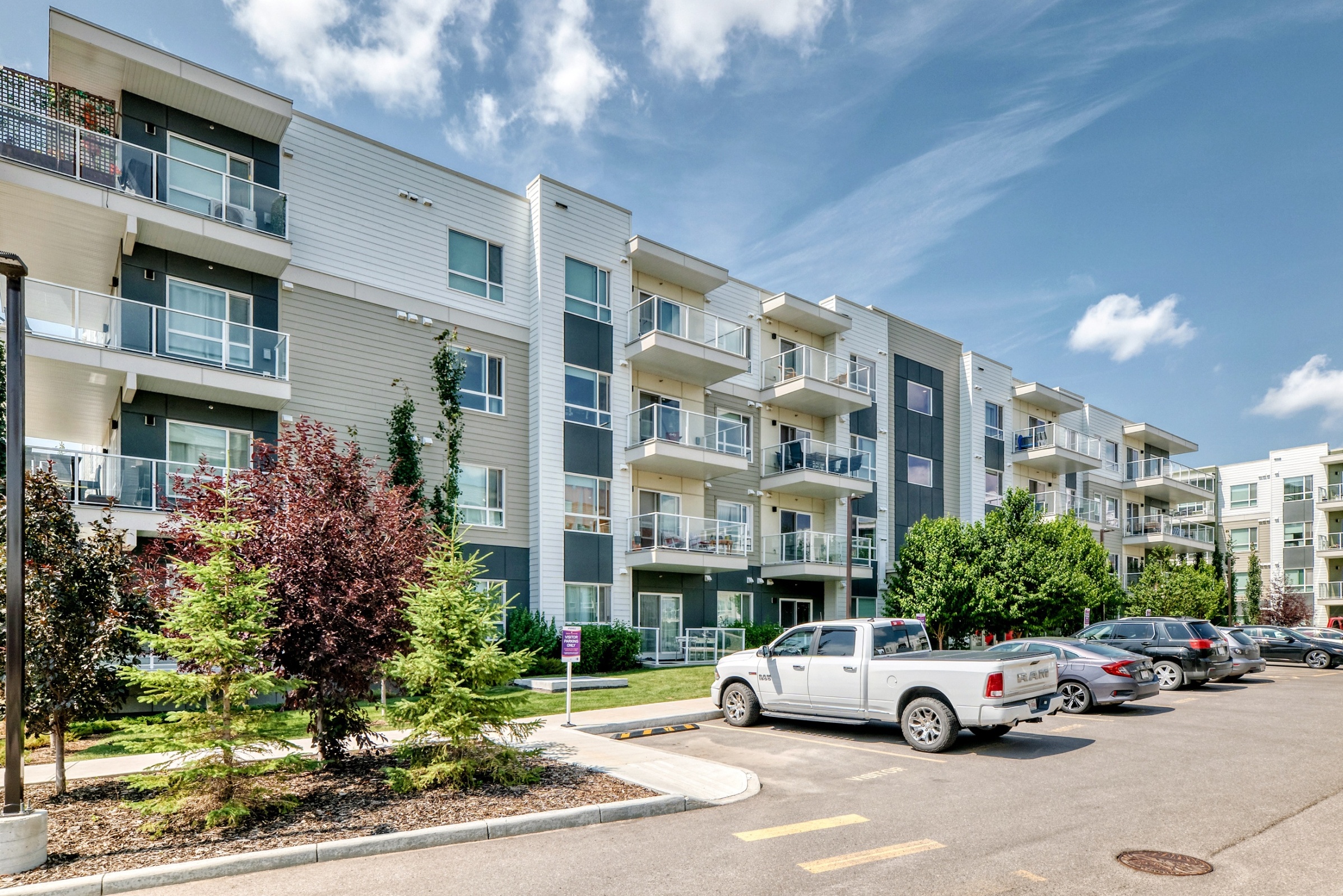 Stunning corner-unit condominium - photo 2
