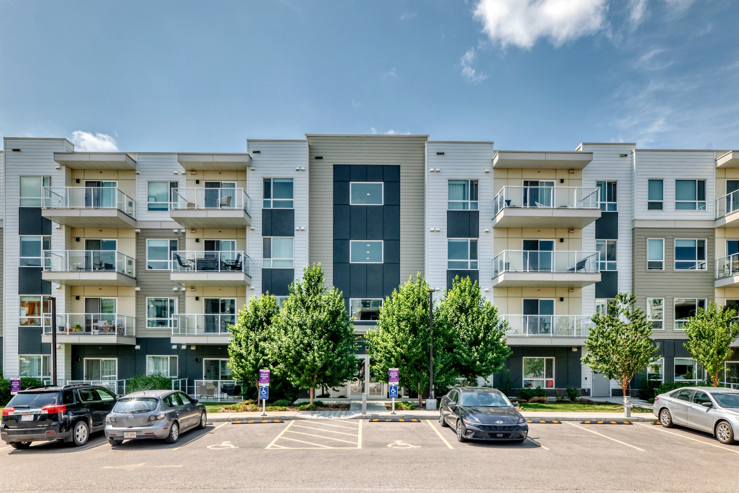 Stunning corner-unit condominium - photo 3
