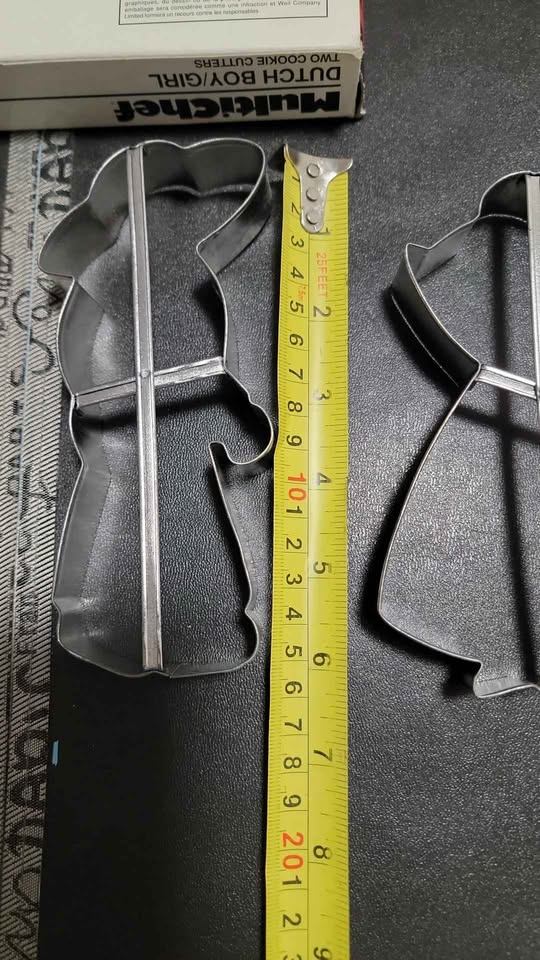 Vintage new old stock Dutch boy Girl cookie cutters metal Amish - photo 5