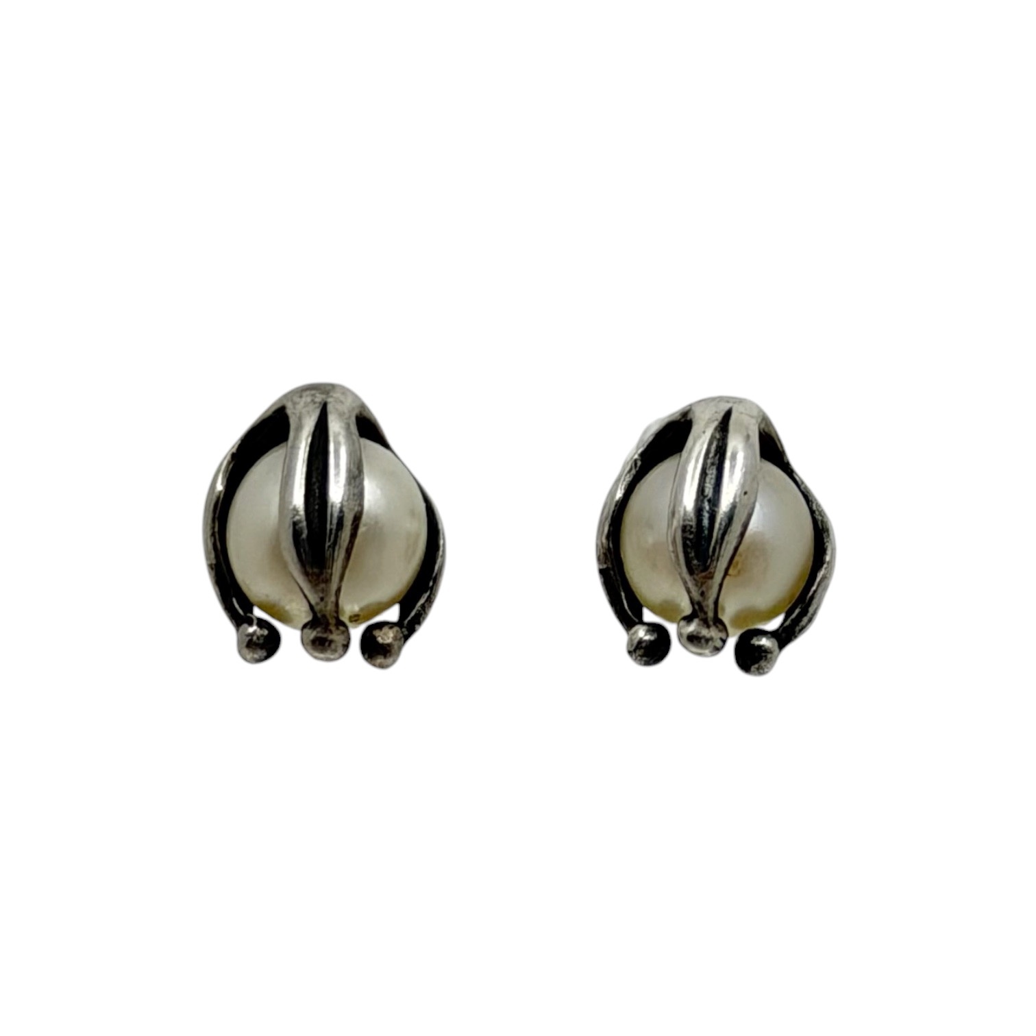 Sterling silver freshwater pearl stud earrings