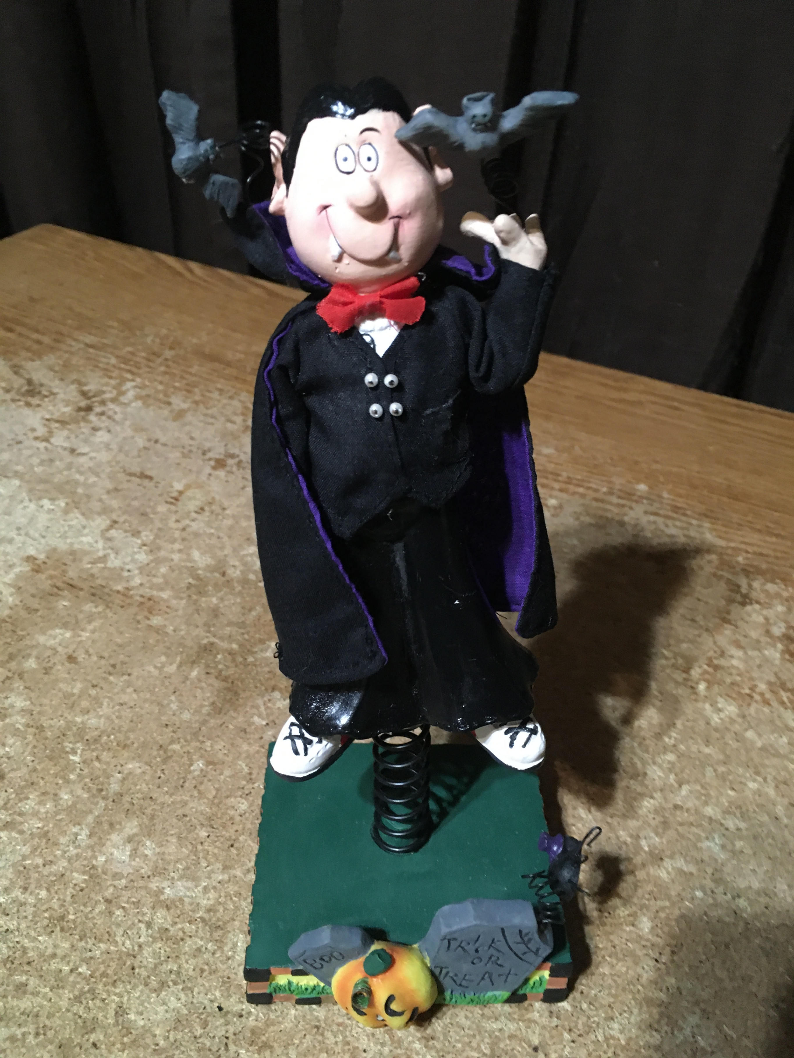 2002 AVON BOBBLE DRACULA VAMPIRE PUMPKIN BATS HALLOWEEN FIGURE