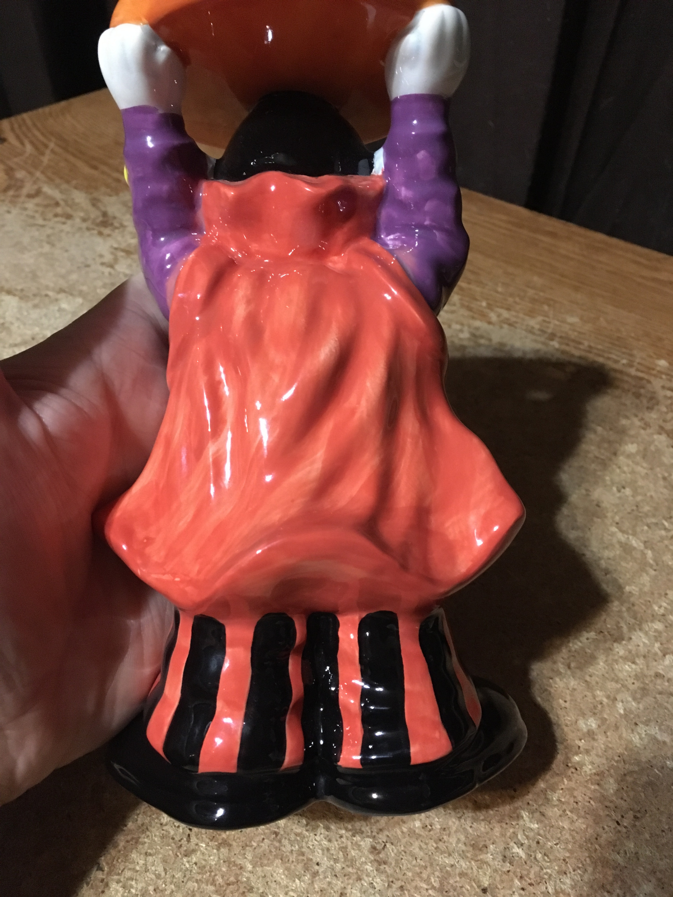 VAMPIRE HOLDING PUMPKIN TRAY CANDLE HOLDER OVER HEAD HALLOWEN - photo 3