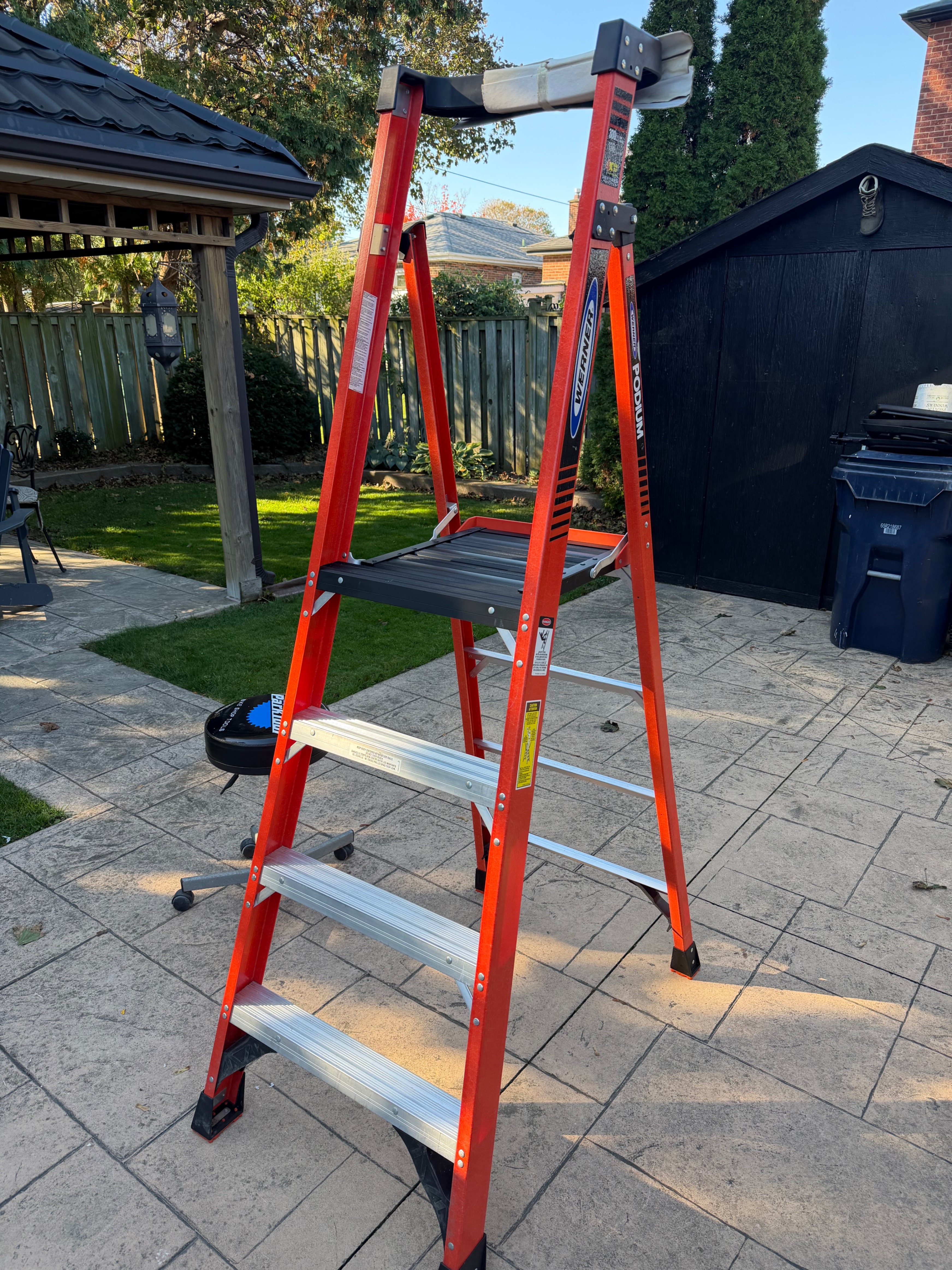 7 ft Tall 4 Step Podium/Platform Ladder - photo 2