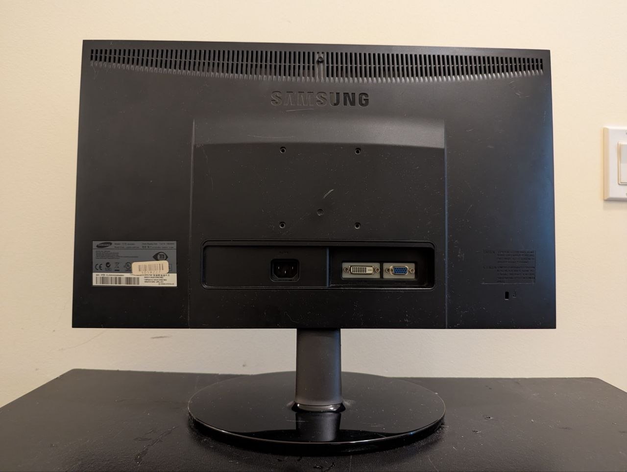 Samsung 22-inch 1080p Monitor (with stand) - photo 2