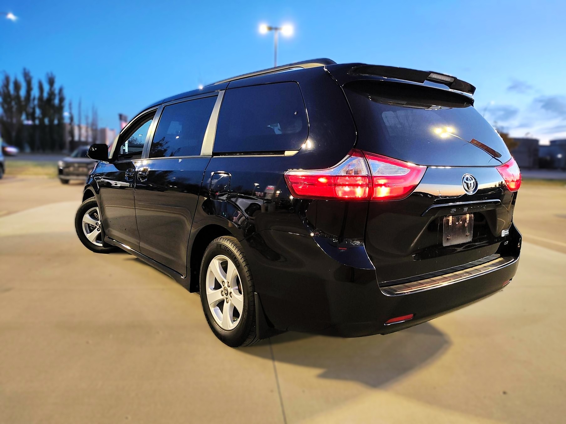 2019 Toyota Sienna LE - photo 4