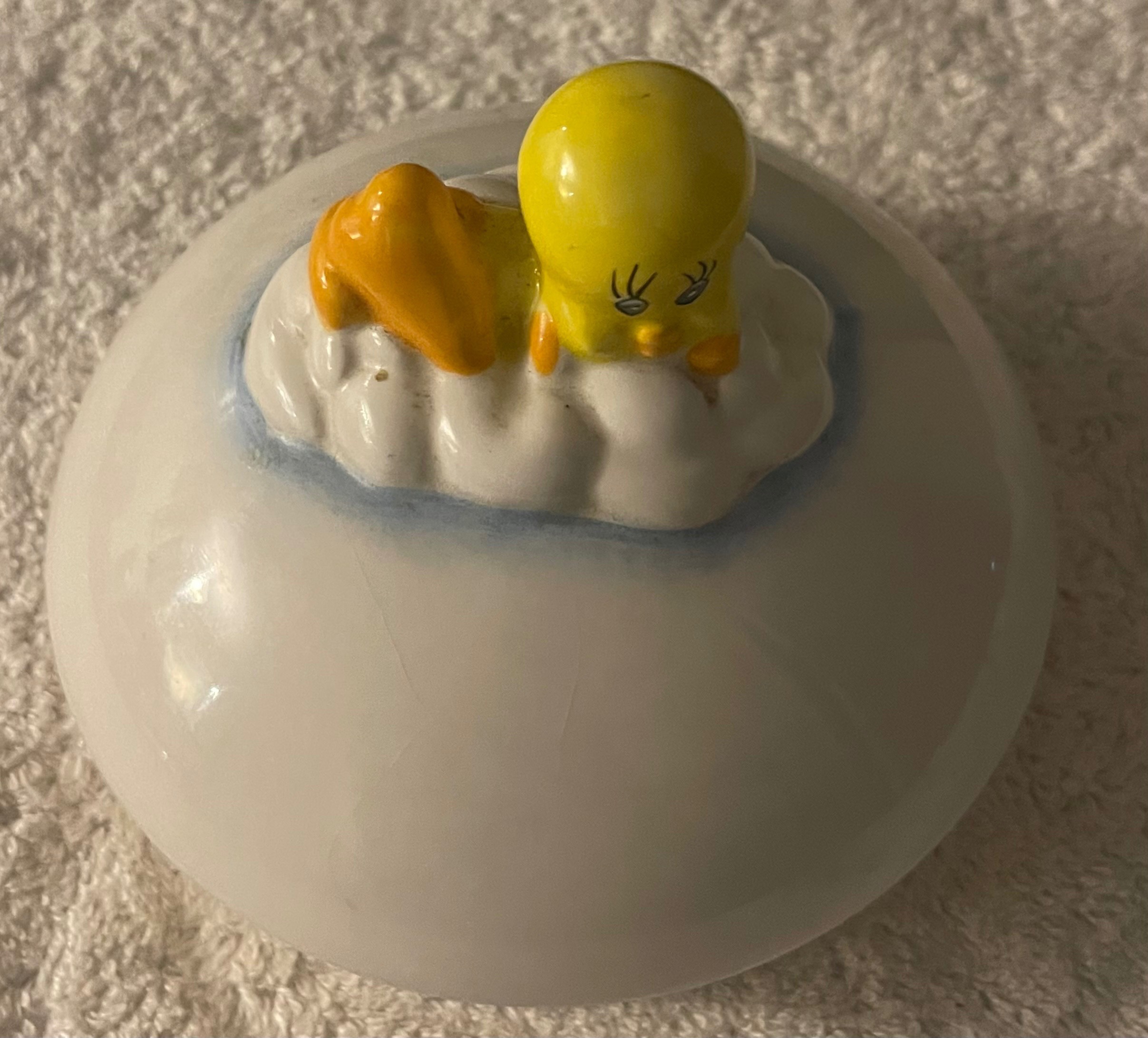 2007 Warner Bros Tweety Bird 3D Embossed Ceramic Cookie Jar - photo 4
