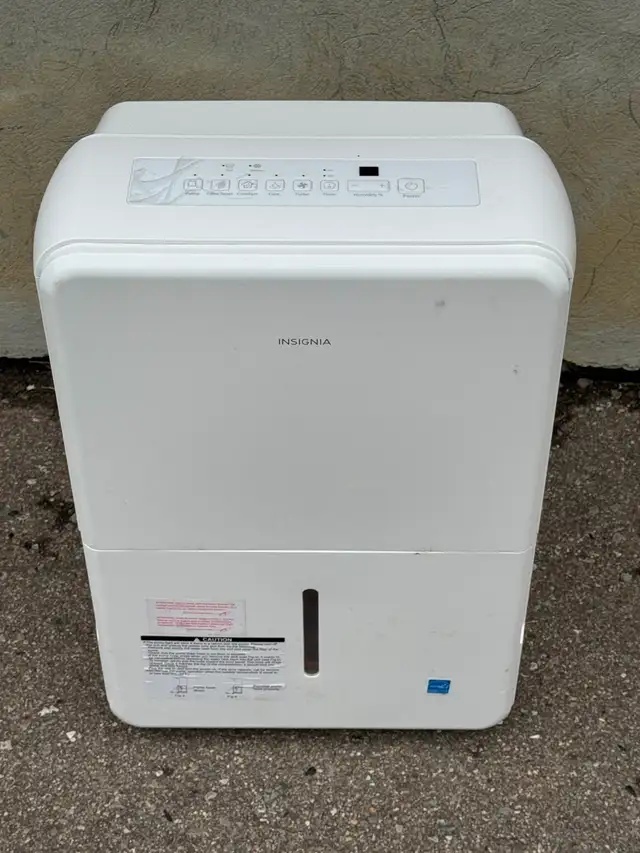 Insignia 50-Pint Dehumidifier with Pump | NS-DHP50WH1-C