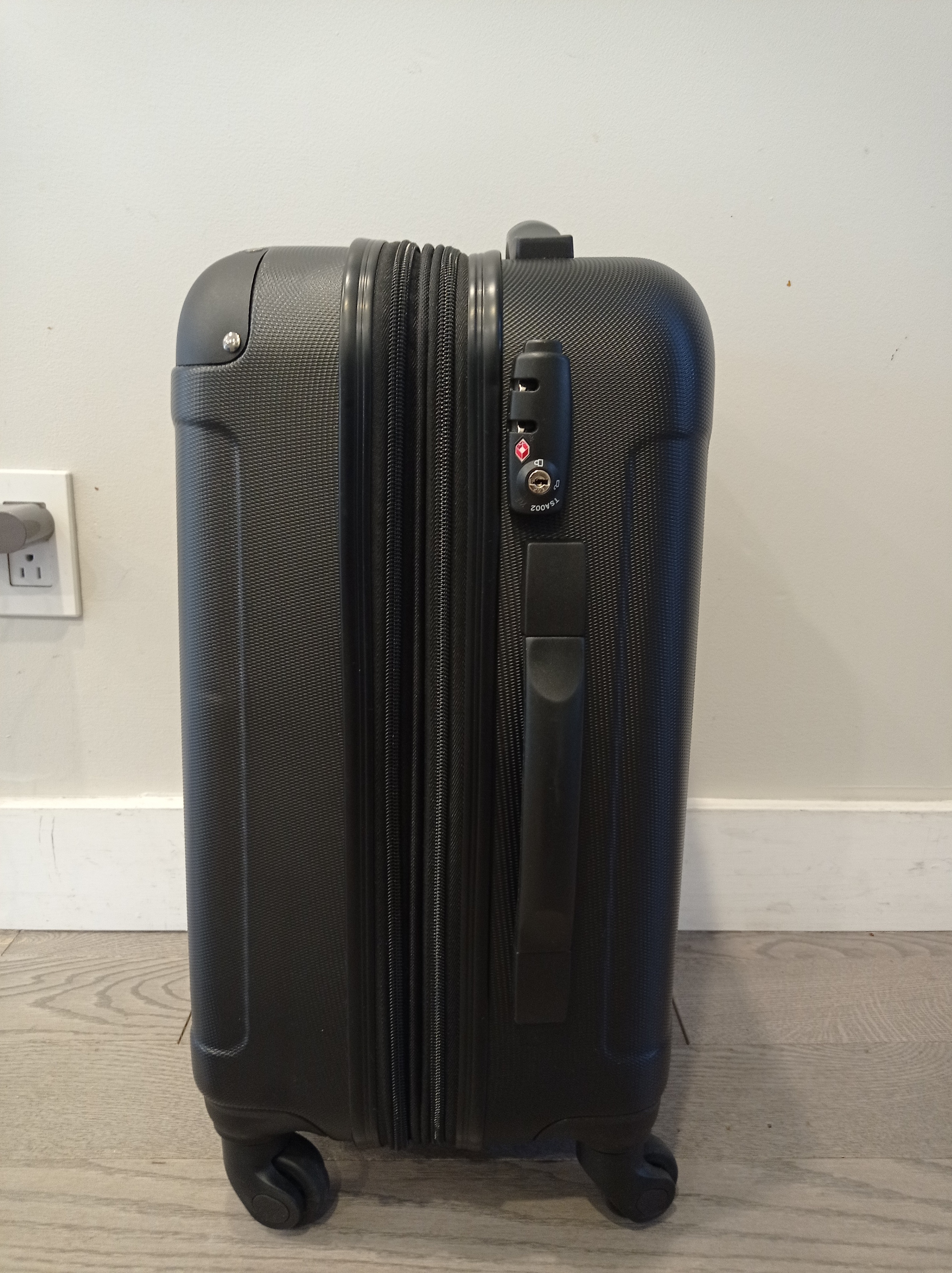 New (Floor model): Legend Walker 20" Carry-On Spinner Suitcase - photo 3