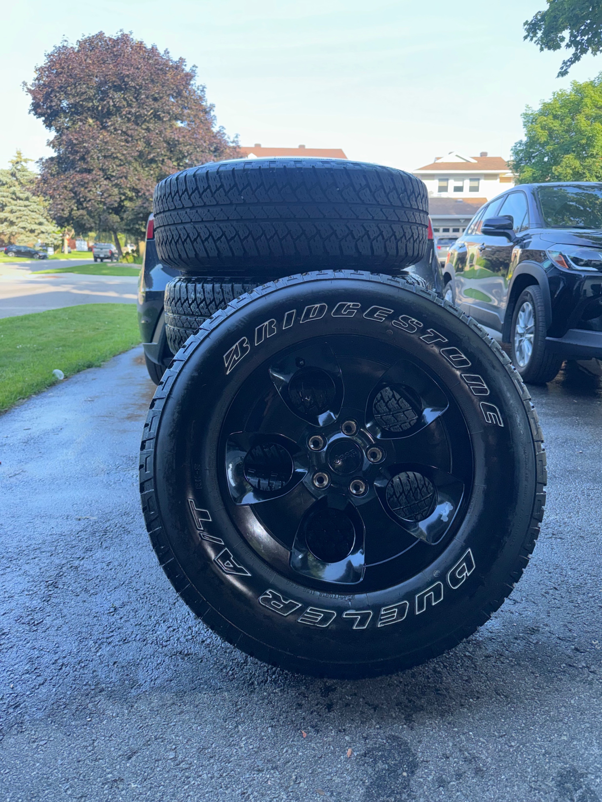 5 Jeep wheels + Bridgestone A/T tires, 255/70R18