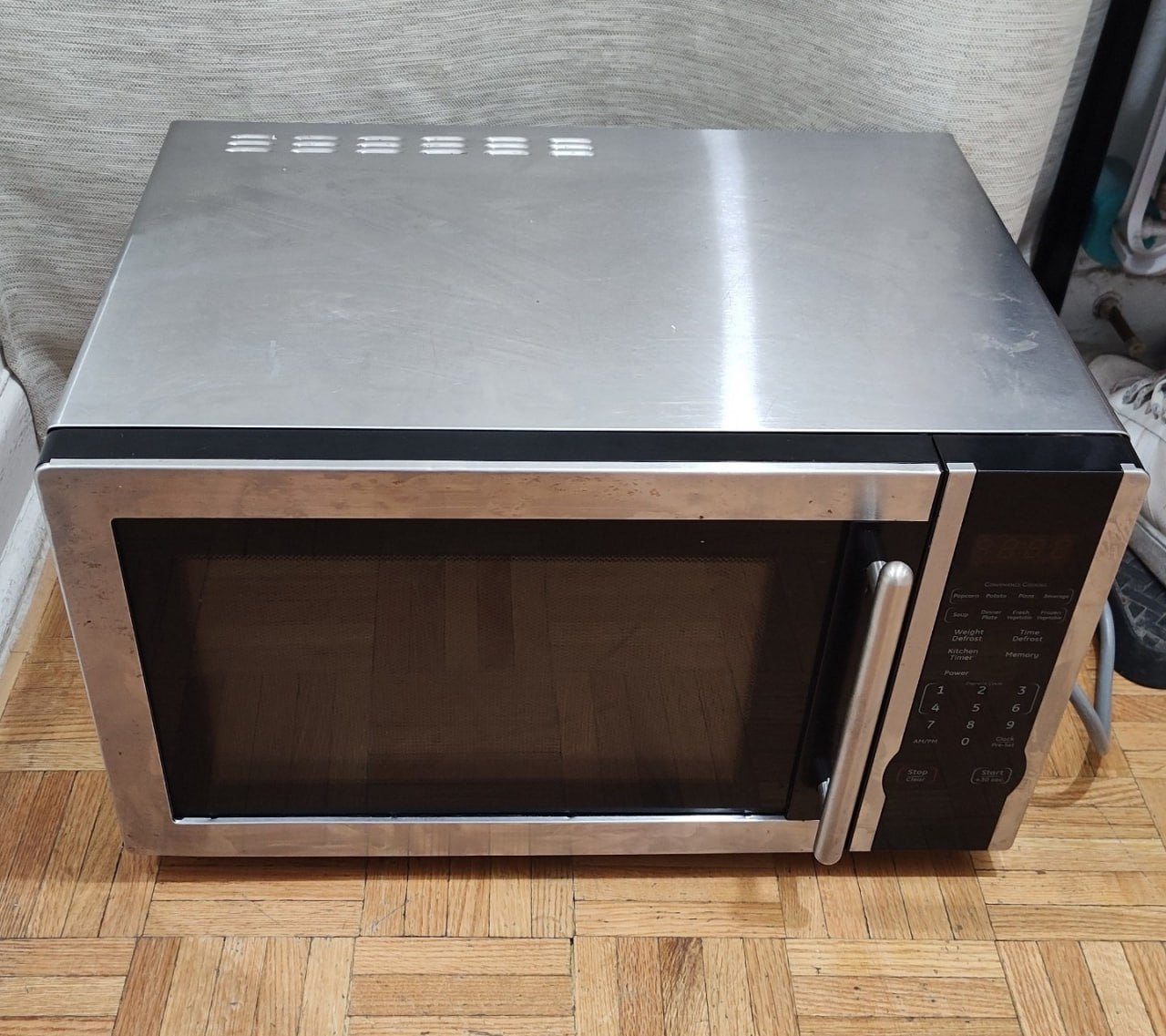 Mabe Stainless SteelMicrowave1000W(Light Bulb Needs Replacement)