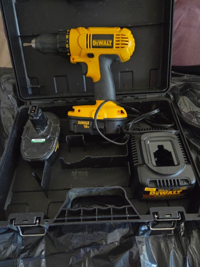 DeWalt 18V Cordless 1/2" Drill/Driver Kit - photo 2