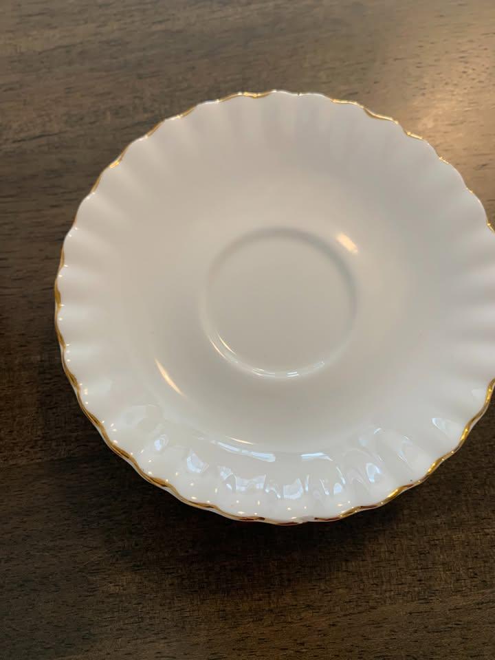 Royal Albert Val Dor Teacups and Saucers - photo 4