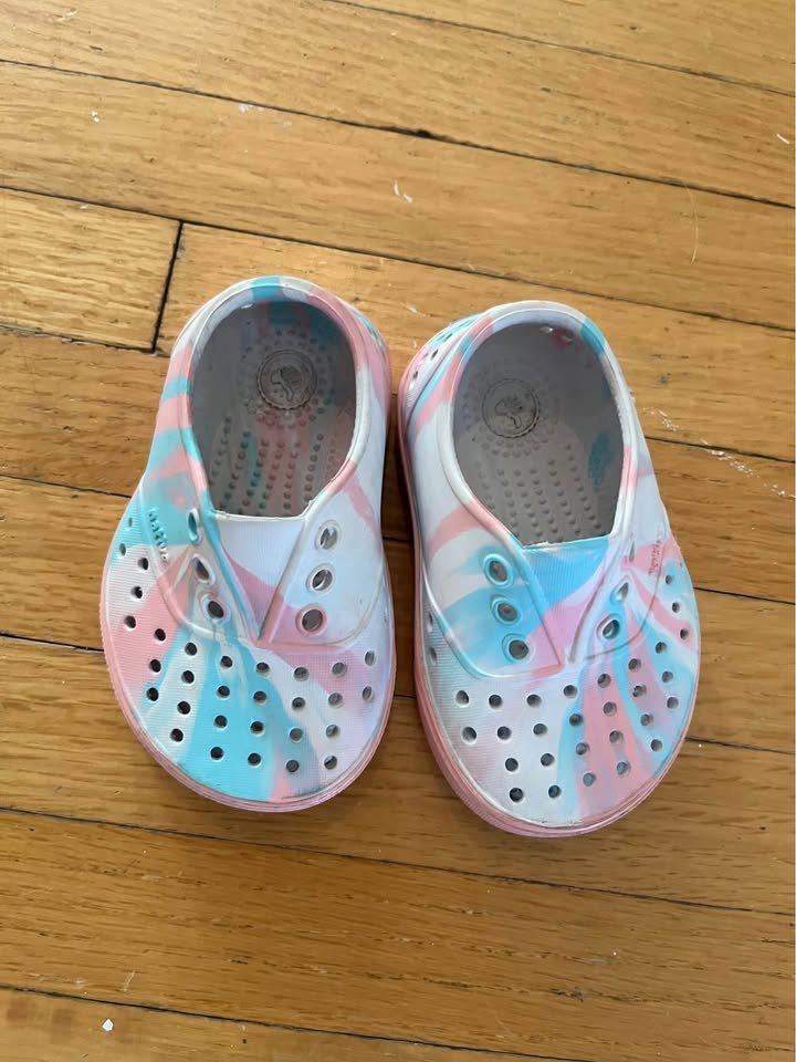 Native Toddler Water Shoes size 4
