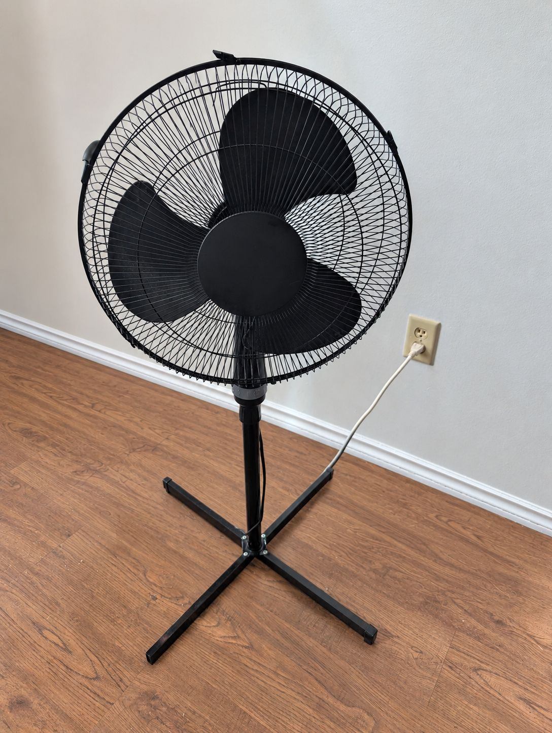 Moving Sale – 3 Fans Bundle – 2 Pedestal + Table - photo 3