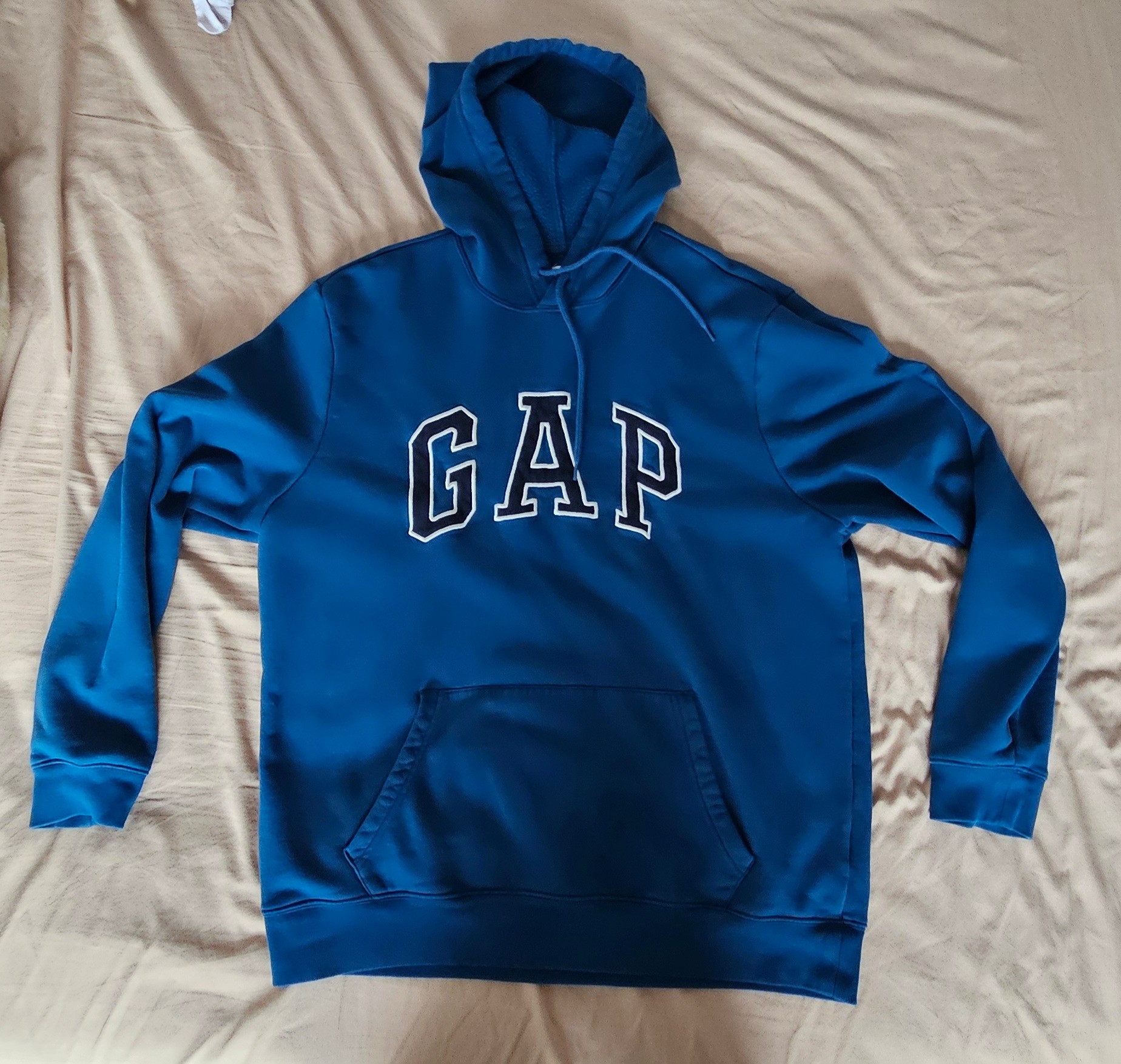 LIKE NEW MEN'S GAP ORIGINAL LOGO PULLOVER HOODIE (X-LARGE)