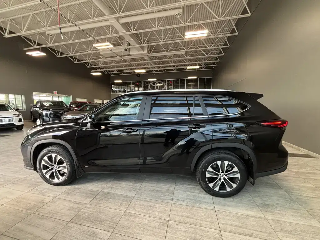 2026 Toyota Highlander Hybrid - photo 2