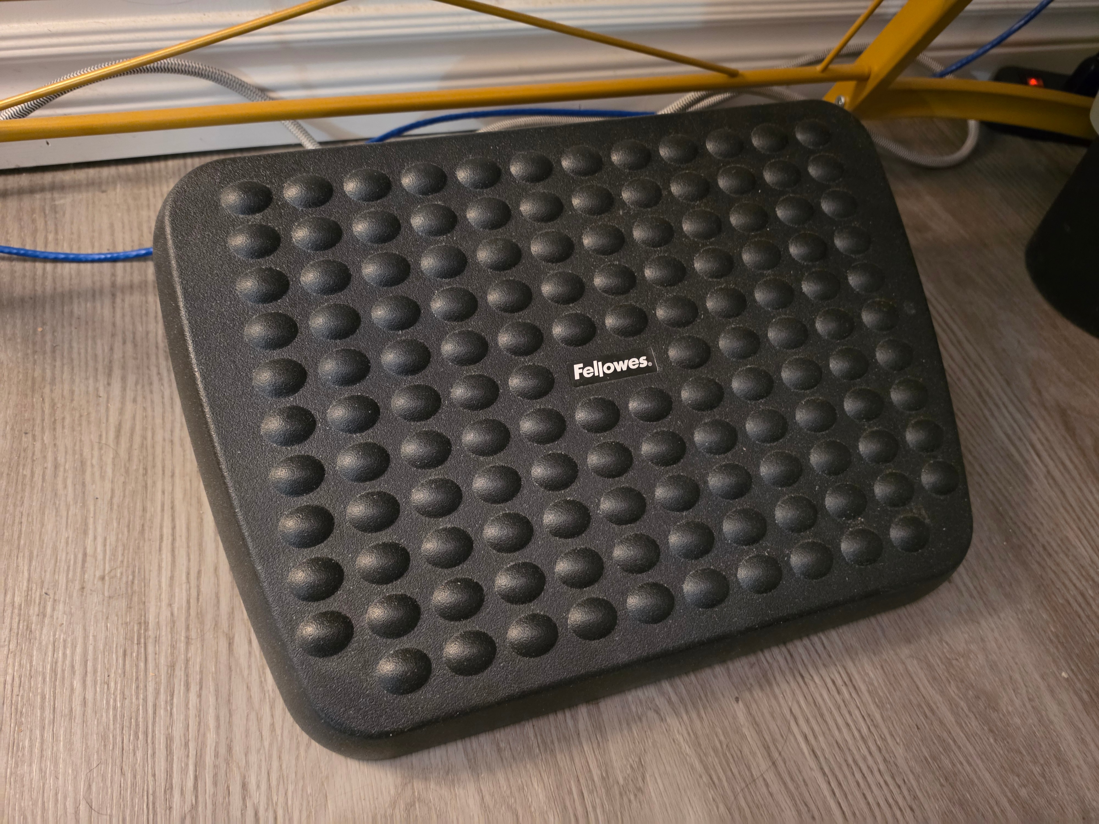 Ergonomic Adjustable Footrest – Fellowes Under-Desk Foot Rest
