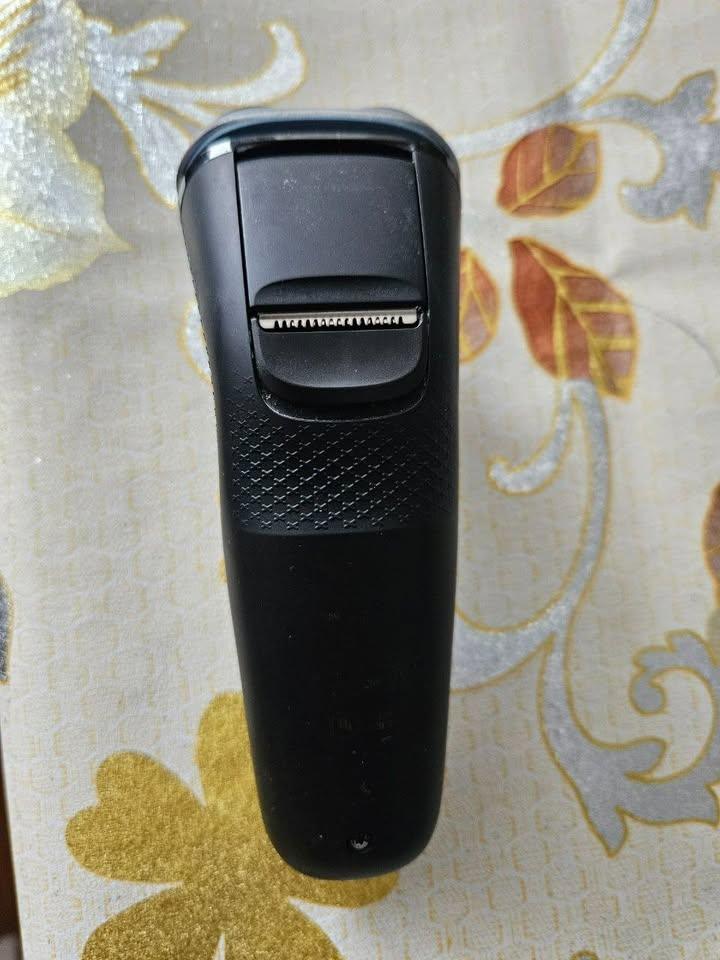 Philips Norelco Series 3000 Electric Shaver - photo 3