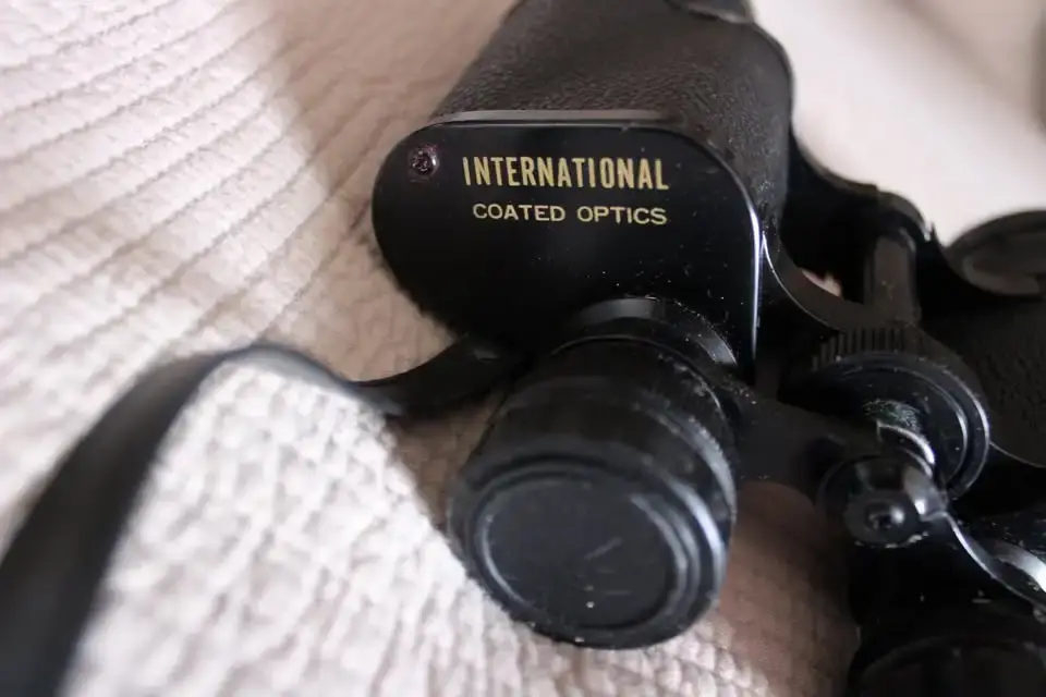 Vintage Binoculars with Carrying Case - photo 4