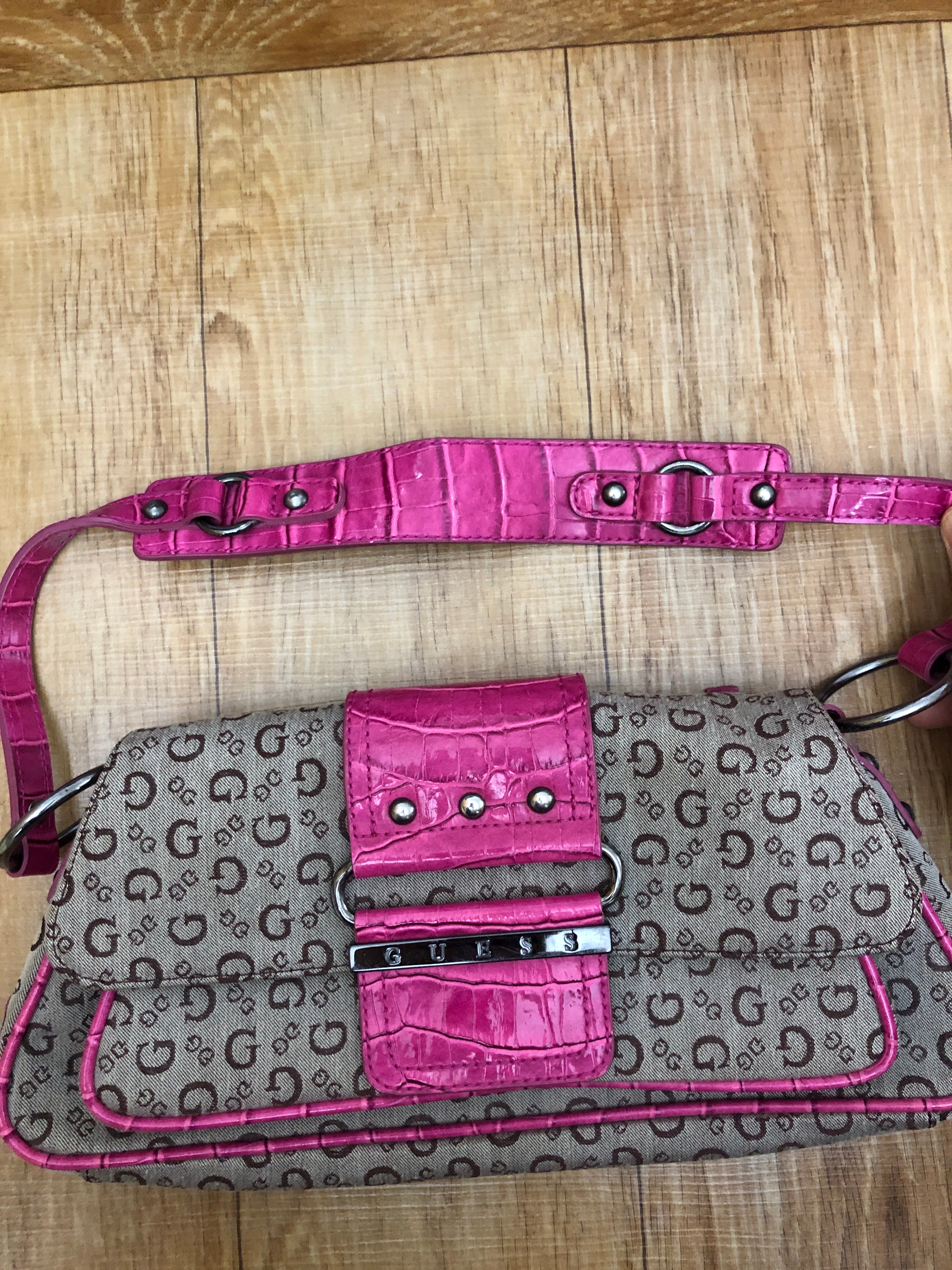 Like New! Guess Monogram Shoulder Bag - photo 3