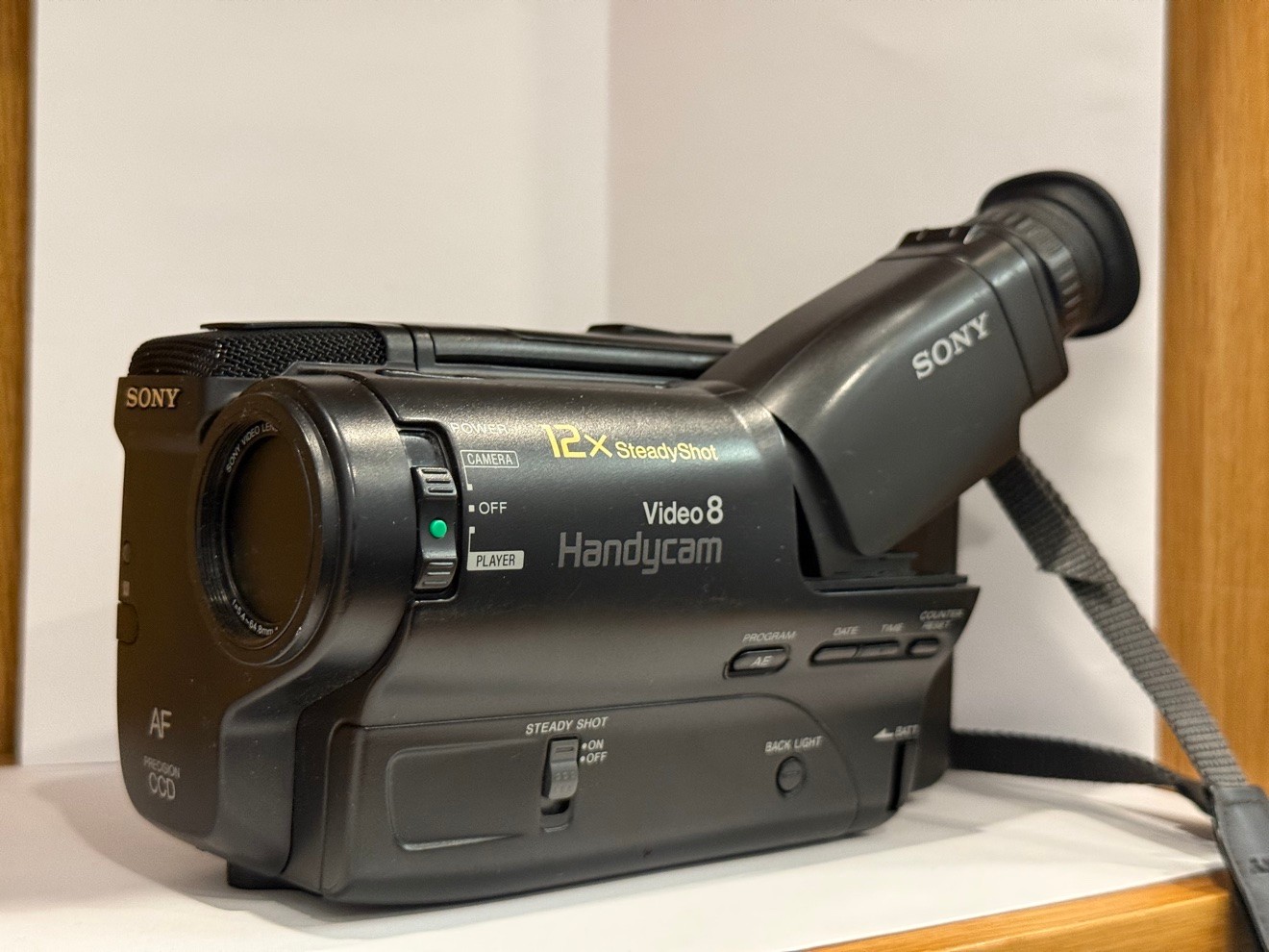 Sony Handycam CCD-TR82 Video8 Camcorder – 12x SteadyShot, NP-80 - photo 2