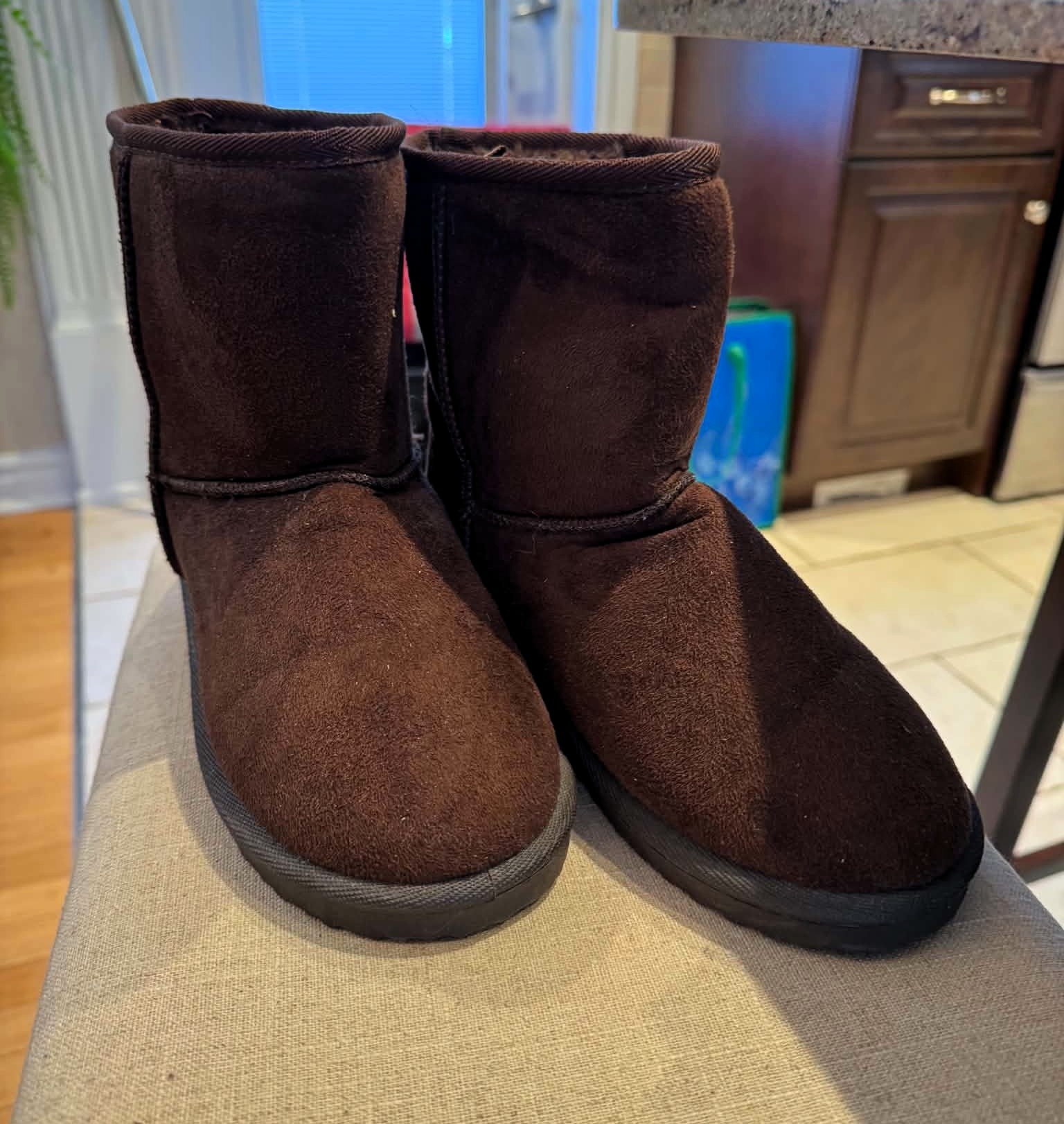 Dark Brown Faux Suede Winter Boots / Bottes en faux suède brunes