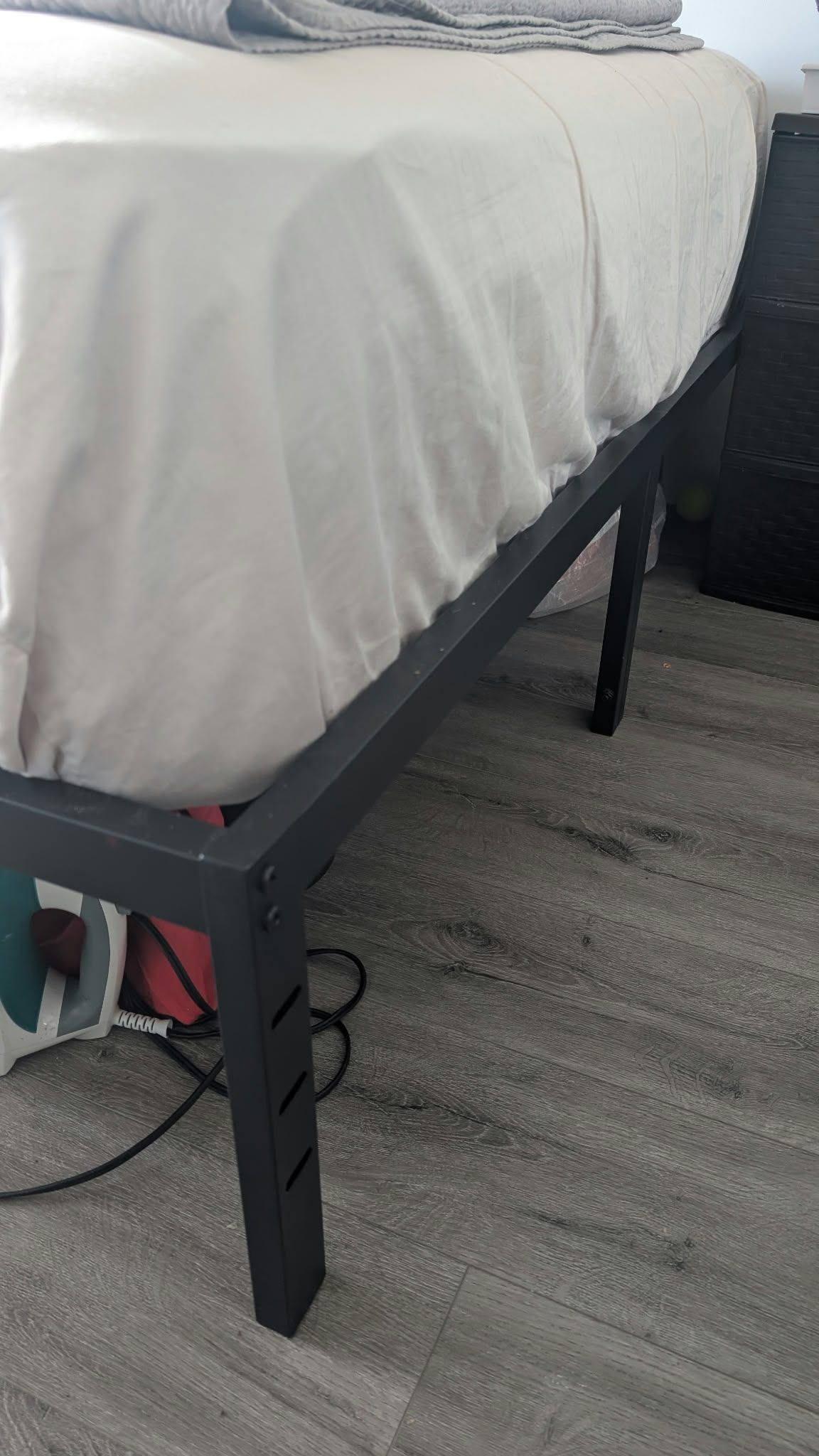 Queen Bed + Thick Posture Mattress - photo 3
