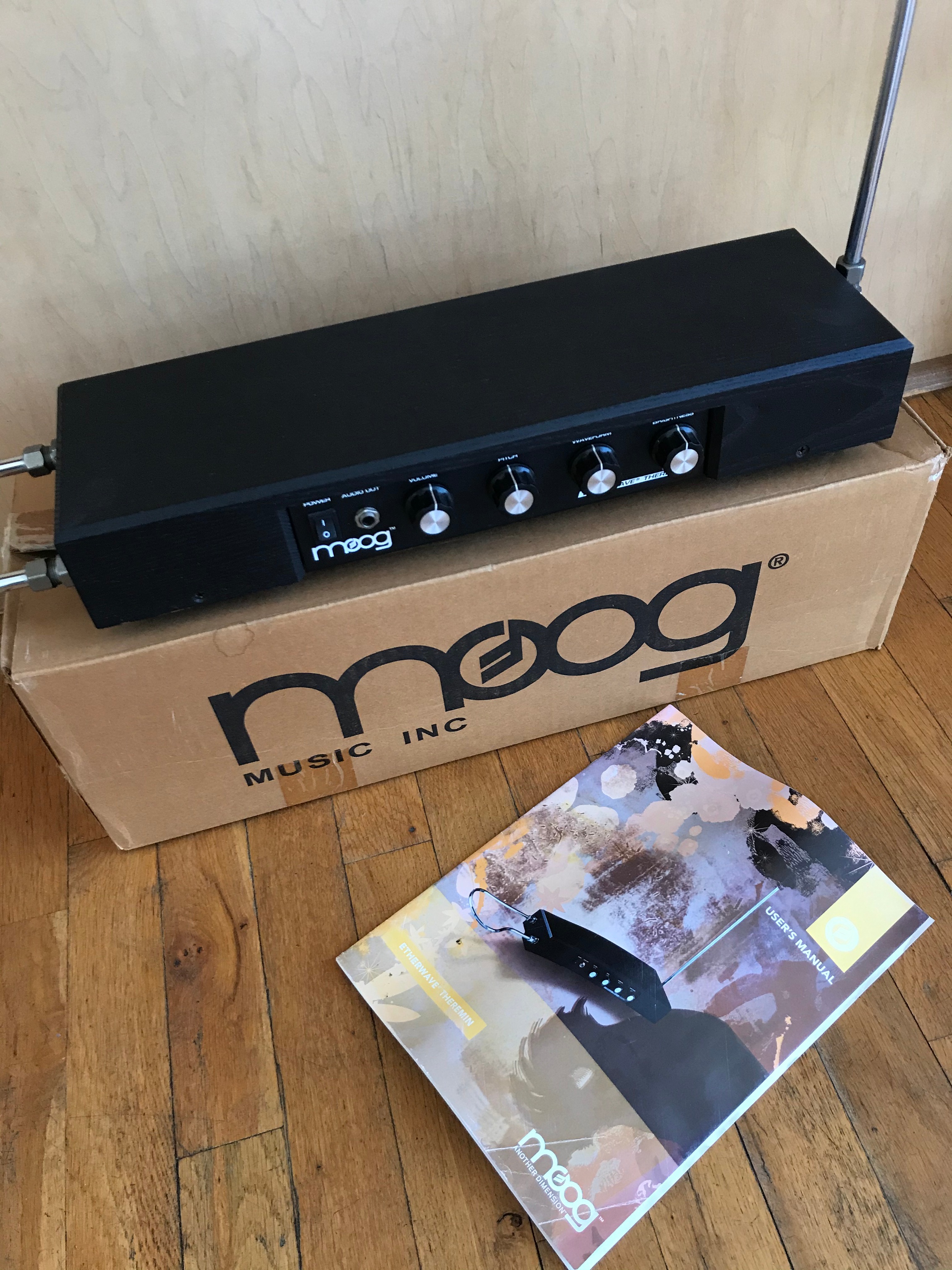 Moog Etherwave Theremin (Black Cabinet) with extras - photo 2