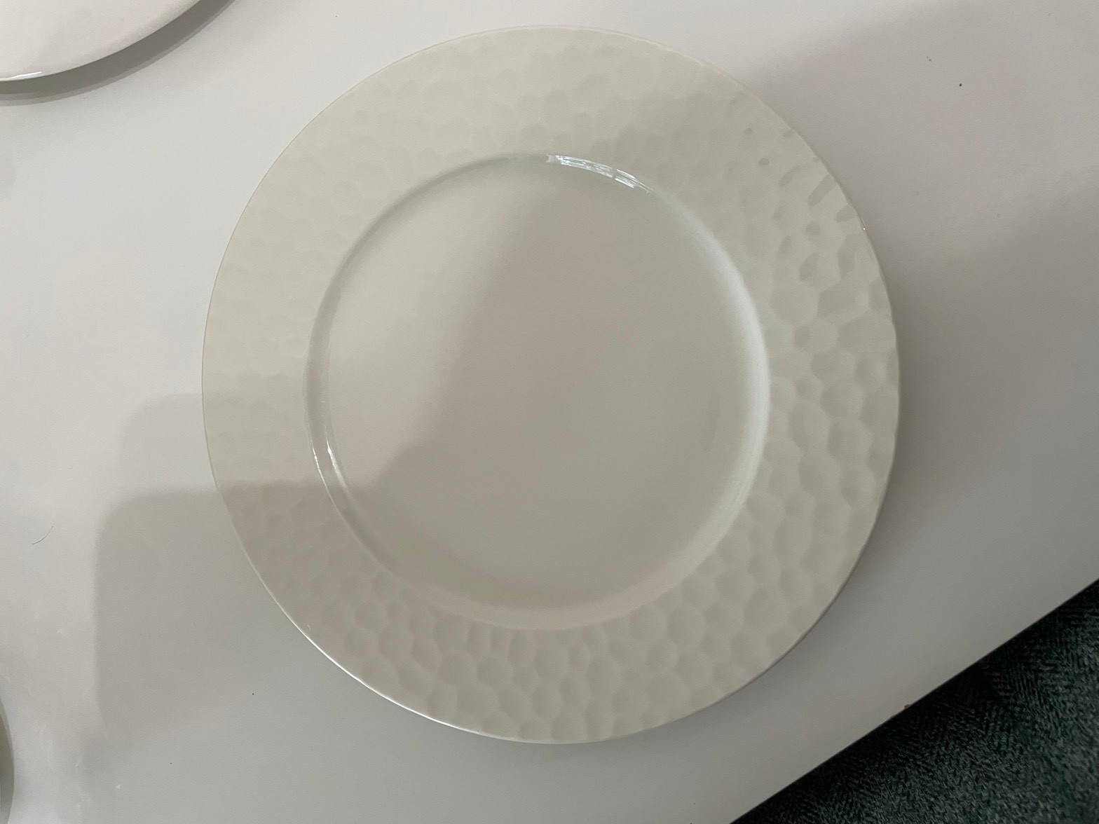 43-piece dinnerware lot, white and gold-rim china - photo 4