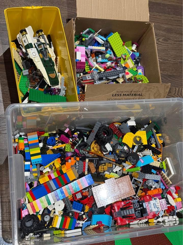 BIG Tub of Lego and Plates - photo 2