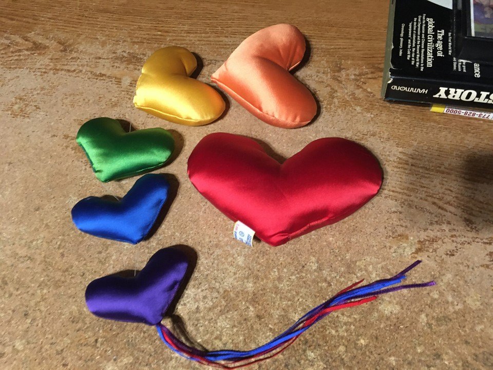 DAKIN RAINBOW STRING OF 6 HEARTS PLUSH 1980