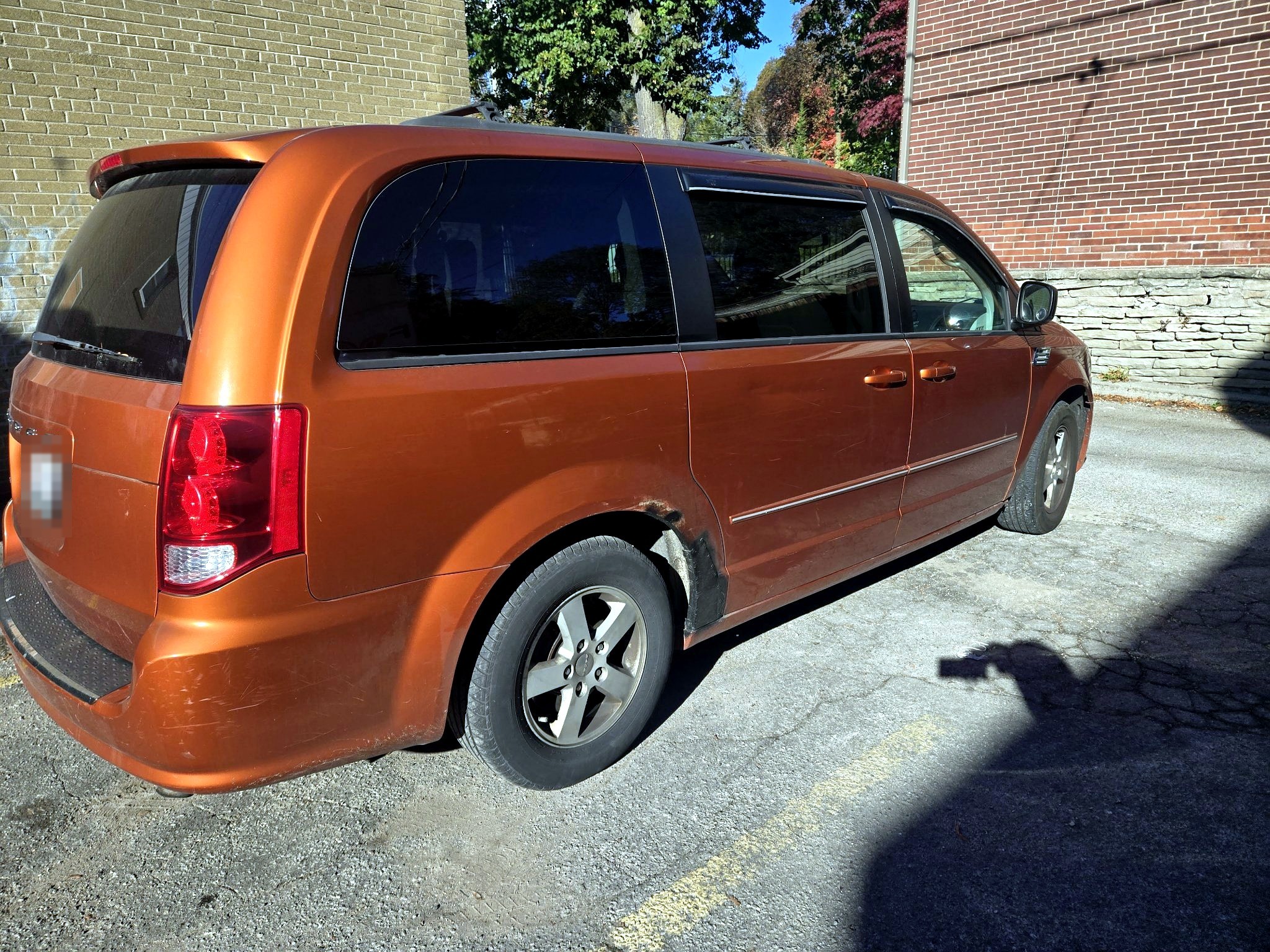 2011 Dodge Grand Caravan Crew – 160,000 km – Mango Tango Pearl - photo 5