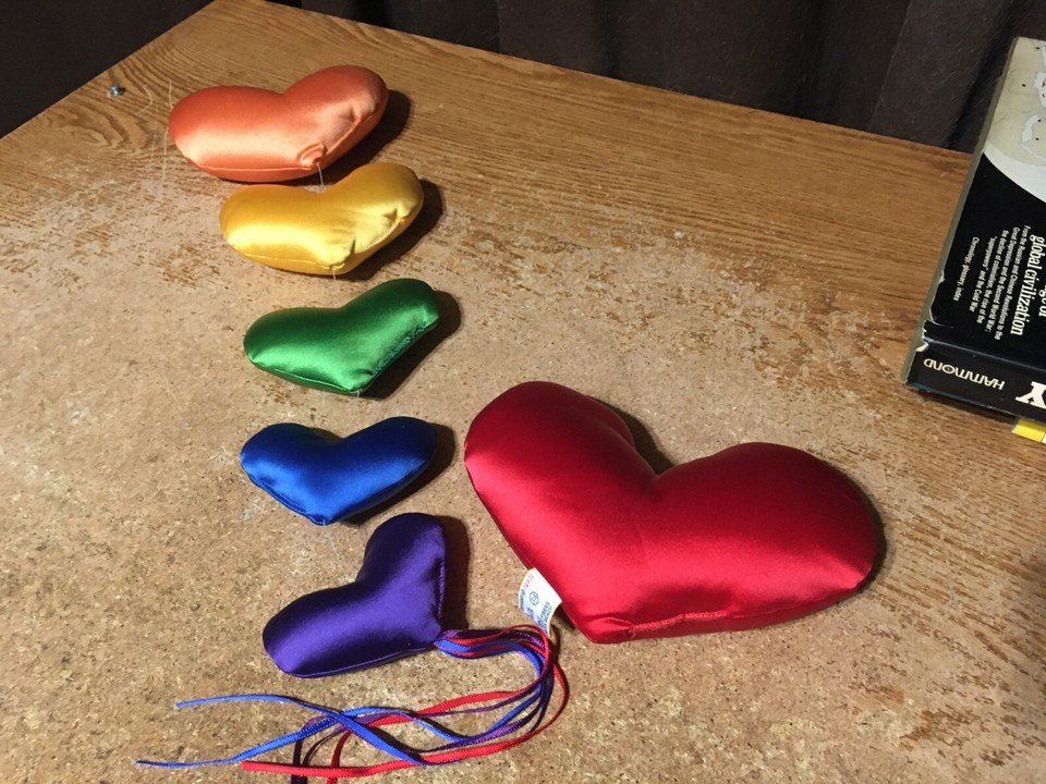 DAKIN RAINBOW STRING OF 6 HEARTS PLUSH 1980 - photo 2