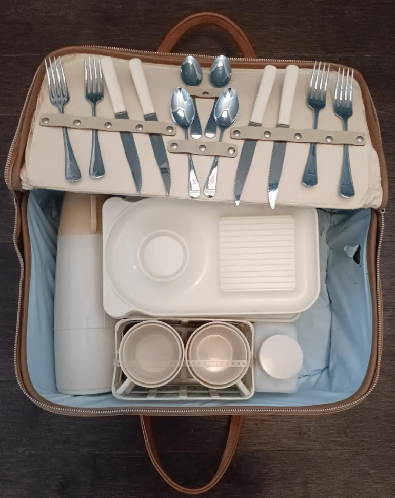 Vintage 1960s Bexton England Picnic Hamper Set - service for 4