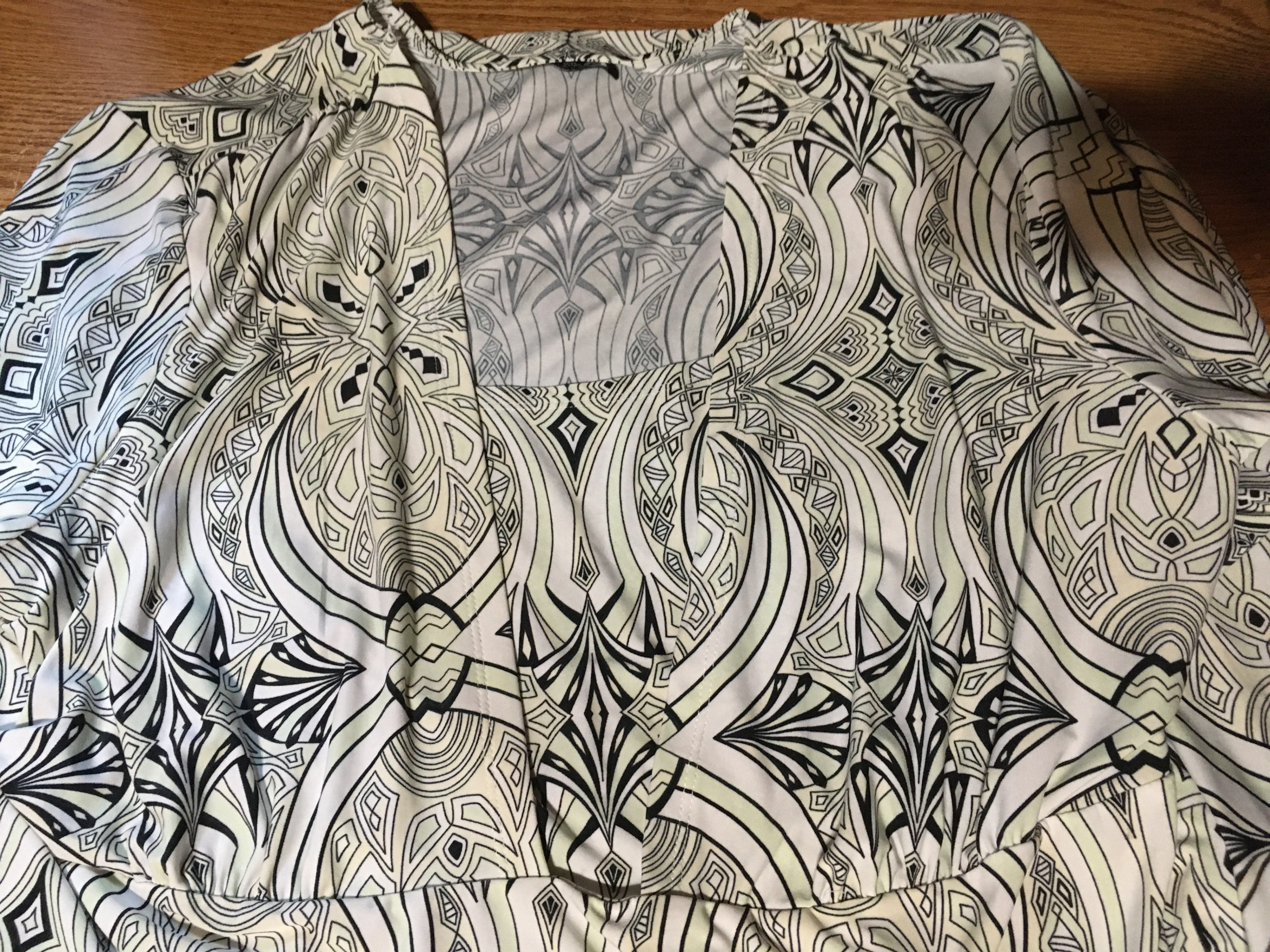 ESSENTIALS BY MILANO WHITE BLACK GREEN PAISLEY TOP V NECK 1X - photo 3