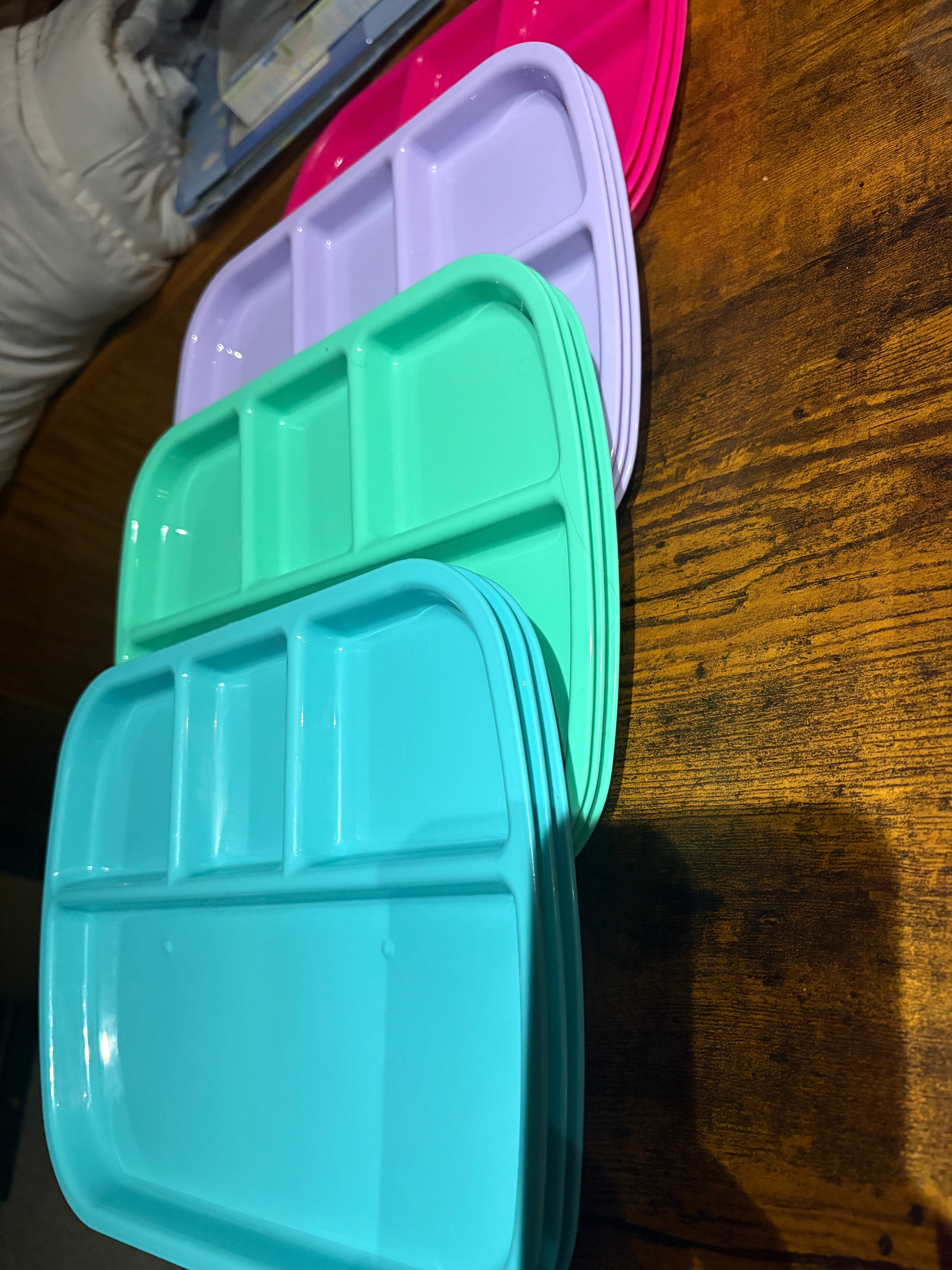 Set of 4 multi-colour divided plastic trays (12) - photo 2