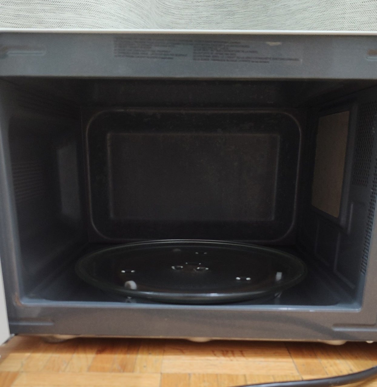Vida by Paderno Microwave 0.9 Cu. Ft. - White & Gold - photo 4