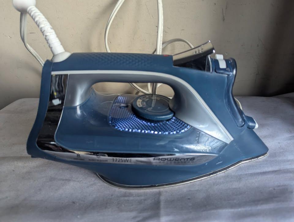 Rowenta 1725W Compact Steam Iron with Stainless Steel Soleplate