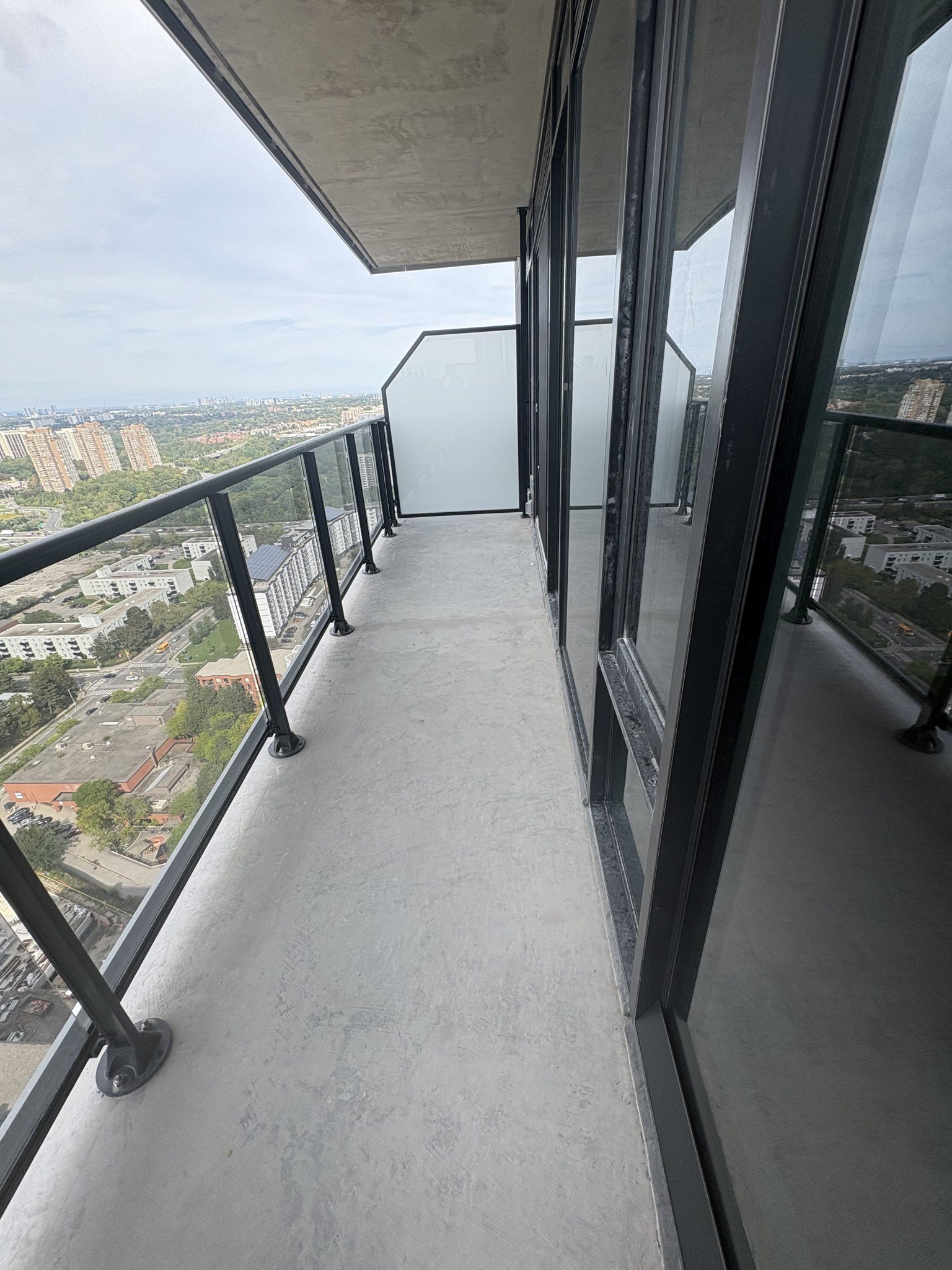 Brand NEW 36th Flr 1B+Den Metro Park Condo - photo 5