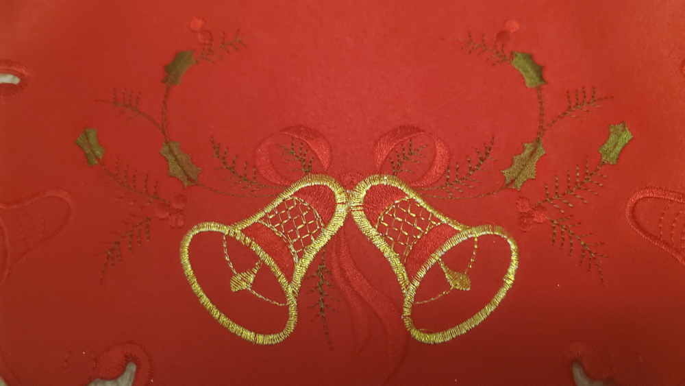 Christmas Table Cloth Scalloped Embroidery - Set of 3 (round) - photo 4