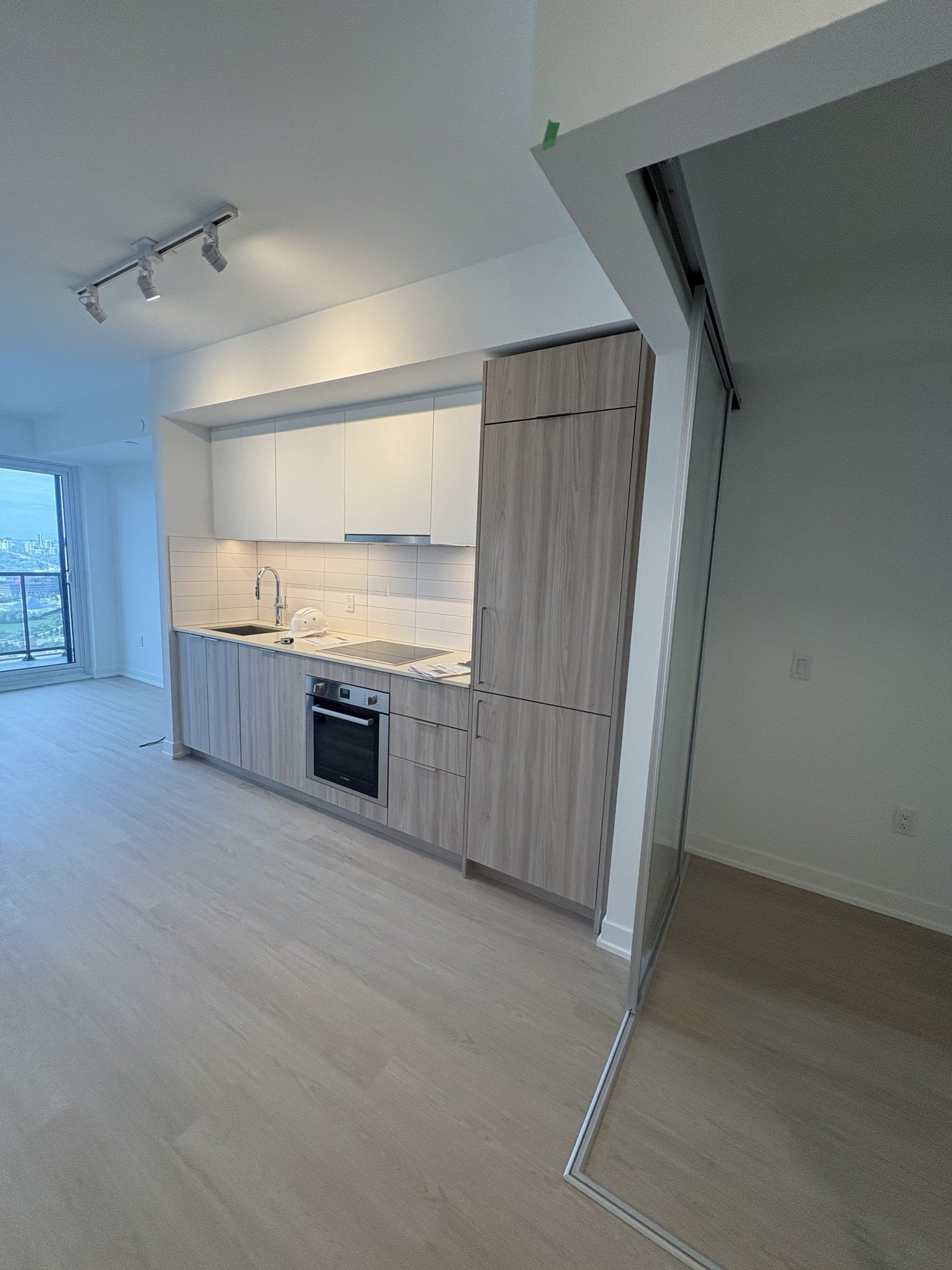 Brand NEW 36th Flr 1B+Den Metro Park Condo - photo 2