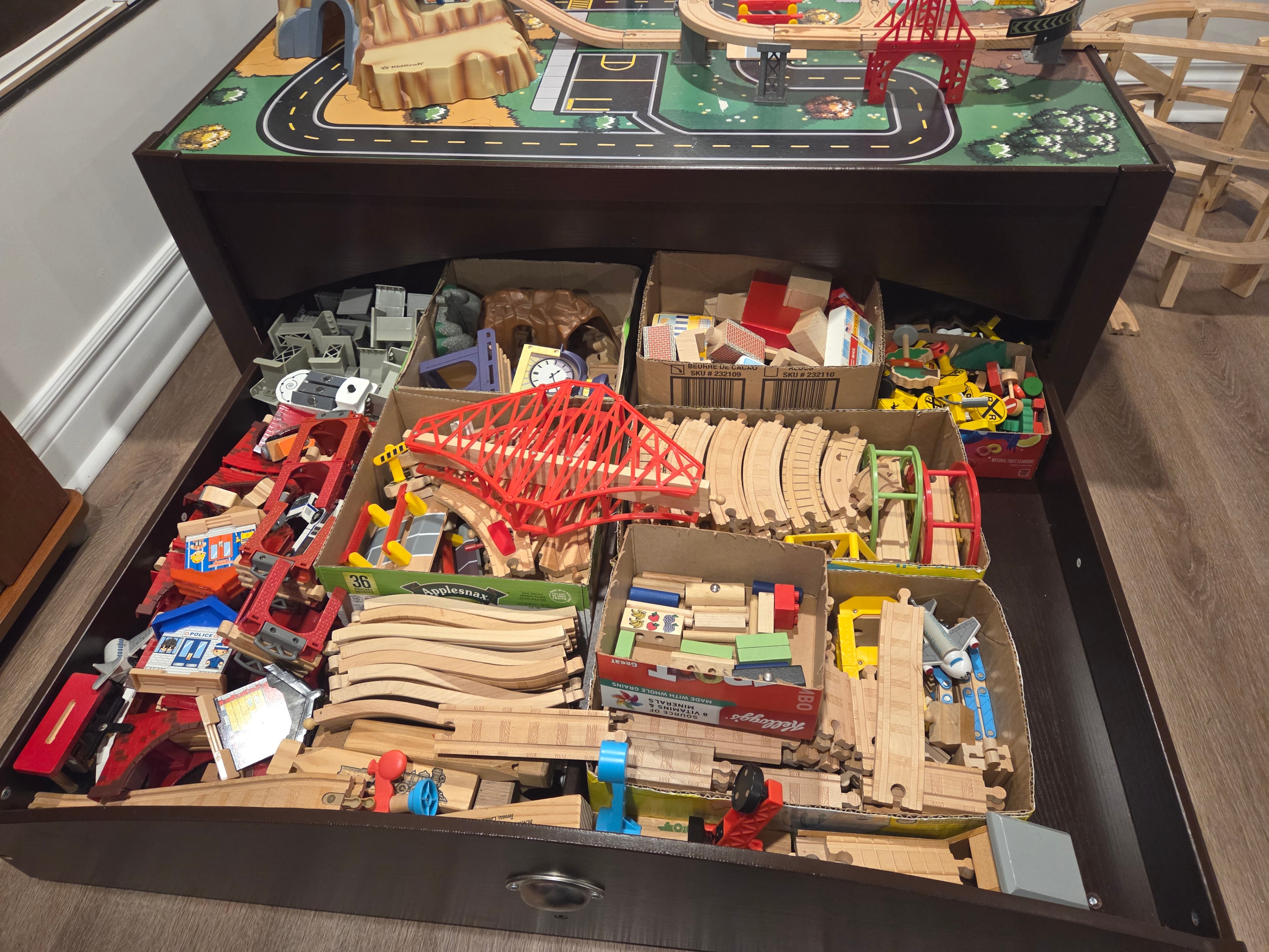 Train Table Set + BONUS Thomas & Friends items - photo 5
