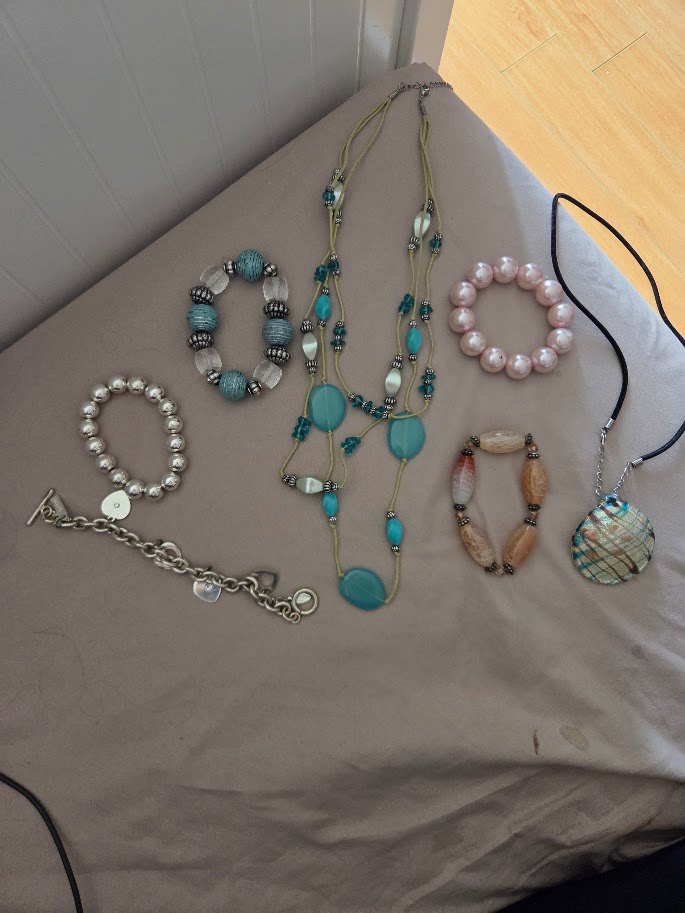 Fashion Jewellery Lot – Bracelets & 2 Necklaces - photo 2