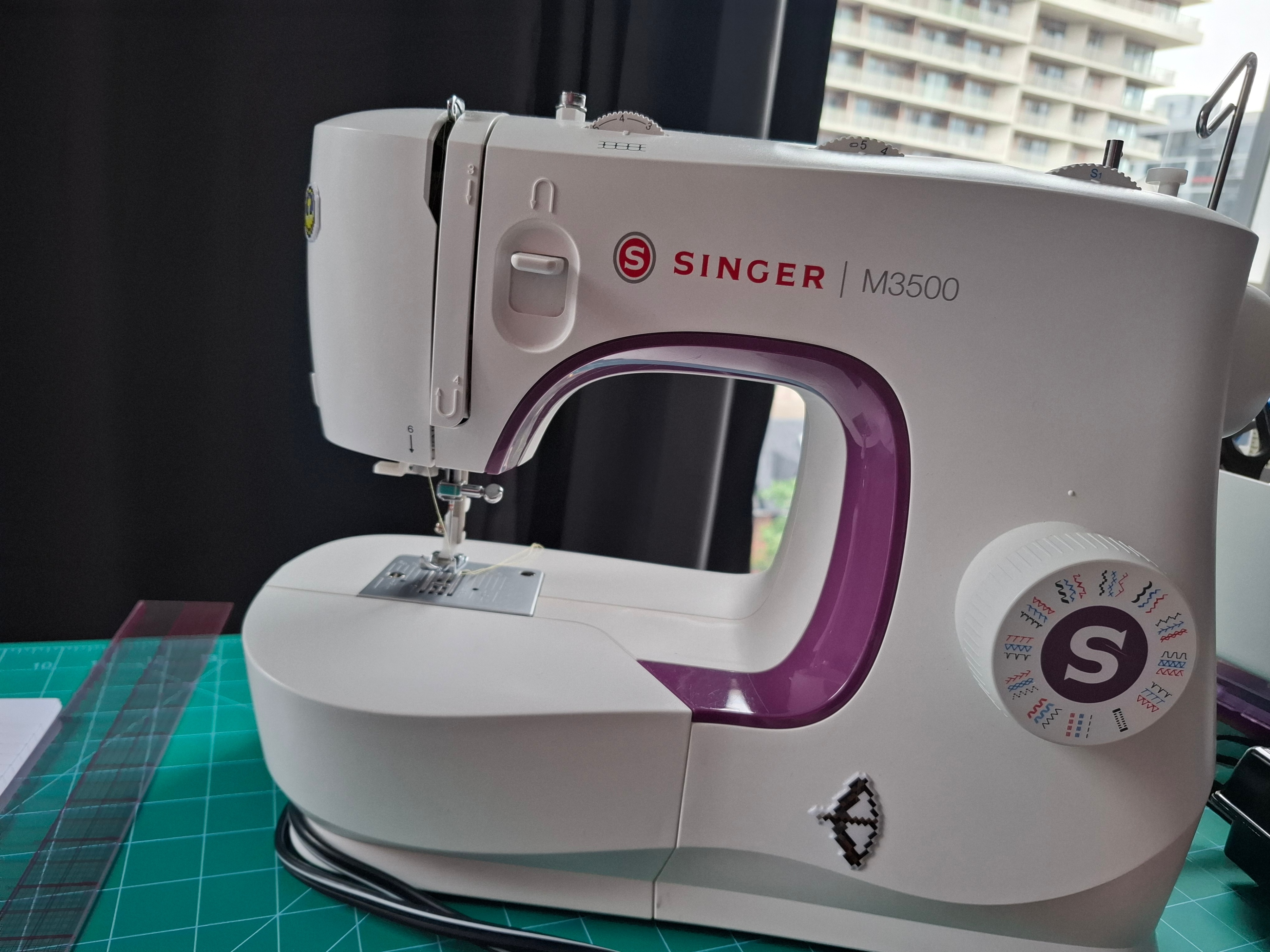 Singer M3500 domestic sewing machine with accessories - photo 2