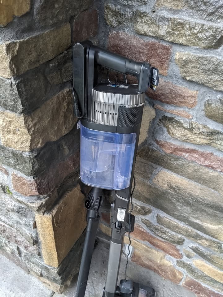 Vacuum w/ Odor Neutralize, Shark Ultra Light Cordless vacuum - photo 3