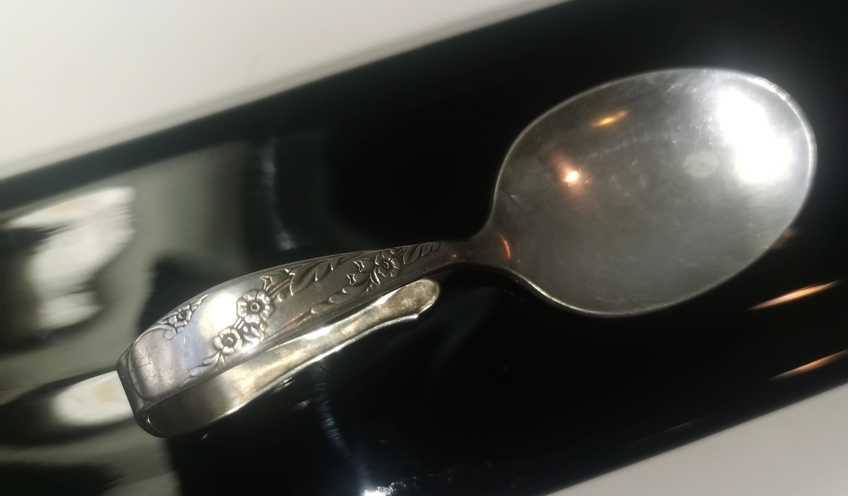 1929 Oneida Tudor Plate Silverplate Loop Handle Baby Spoon - photo 2