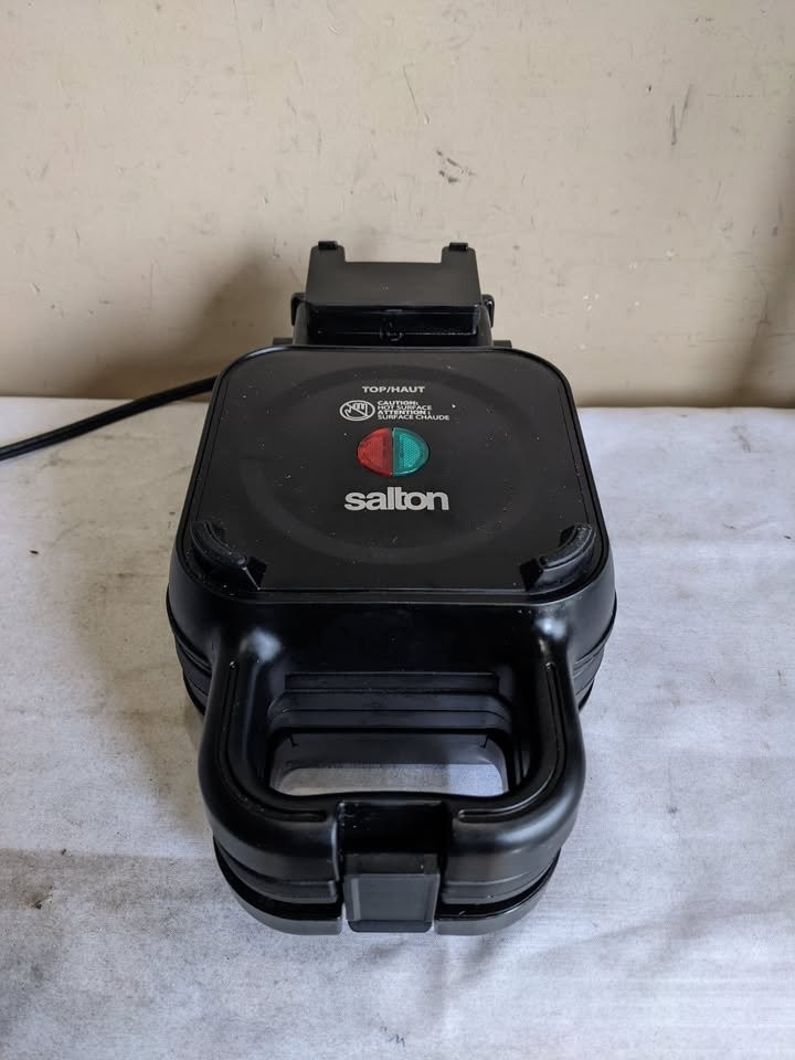 Salton STUFFED Waffle Maker, Makes 2-Inch Thick Belgian Waffles