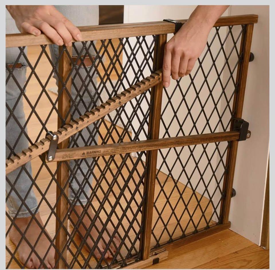 26-42 inches Evenflo Position & Lock Adjustable Wood Baby Gate - photo 3