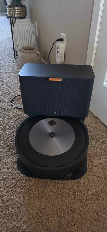 iRobot Roomba j7+ Robot Vacuum (Used sparingly for a few months) - photo 5