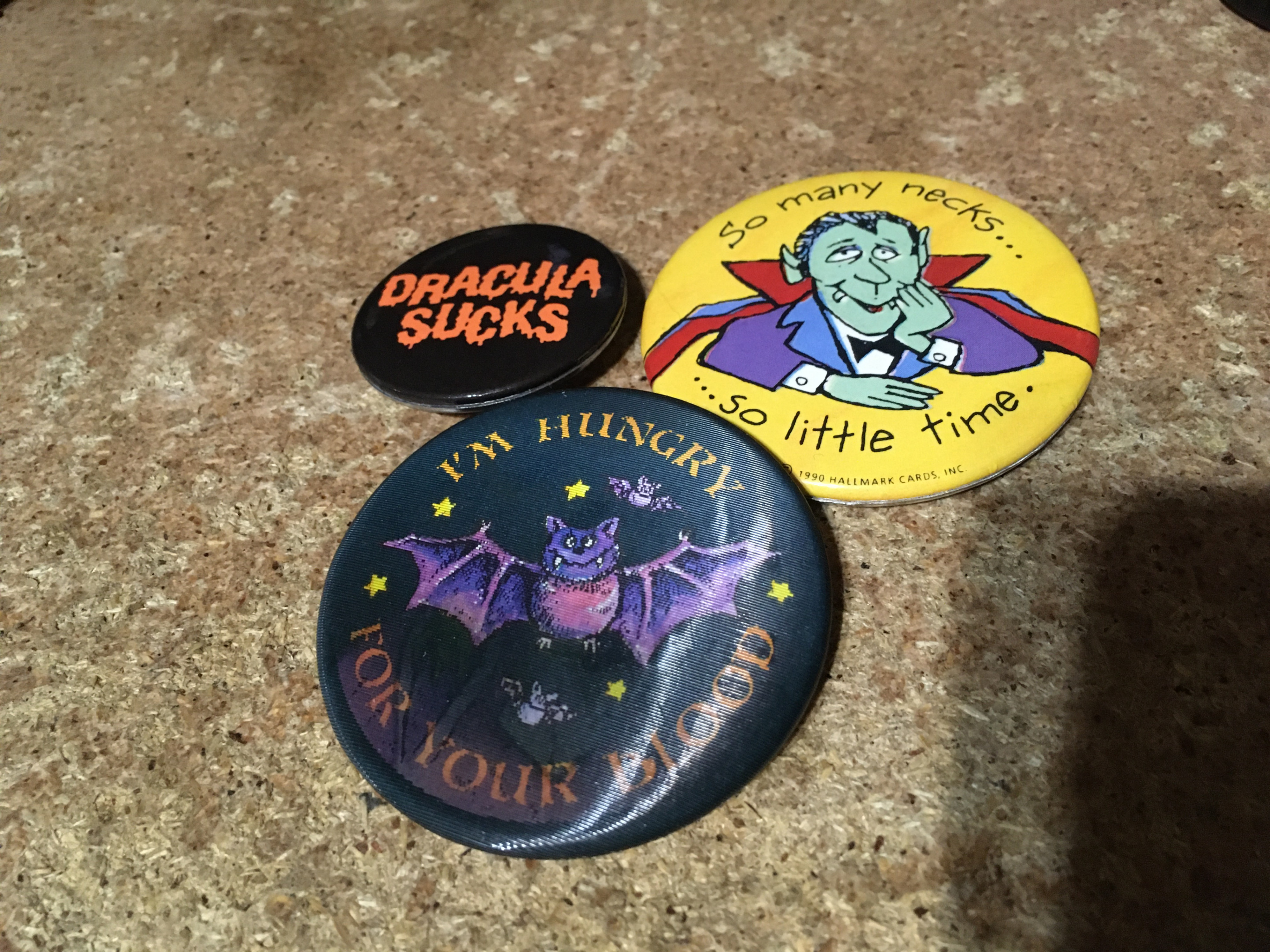 RUSS BERRIE LENTICULAR PINBACK BUTTON HALLMARK DRACULA SUCKS